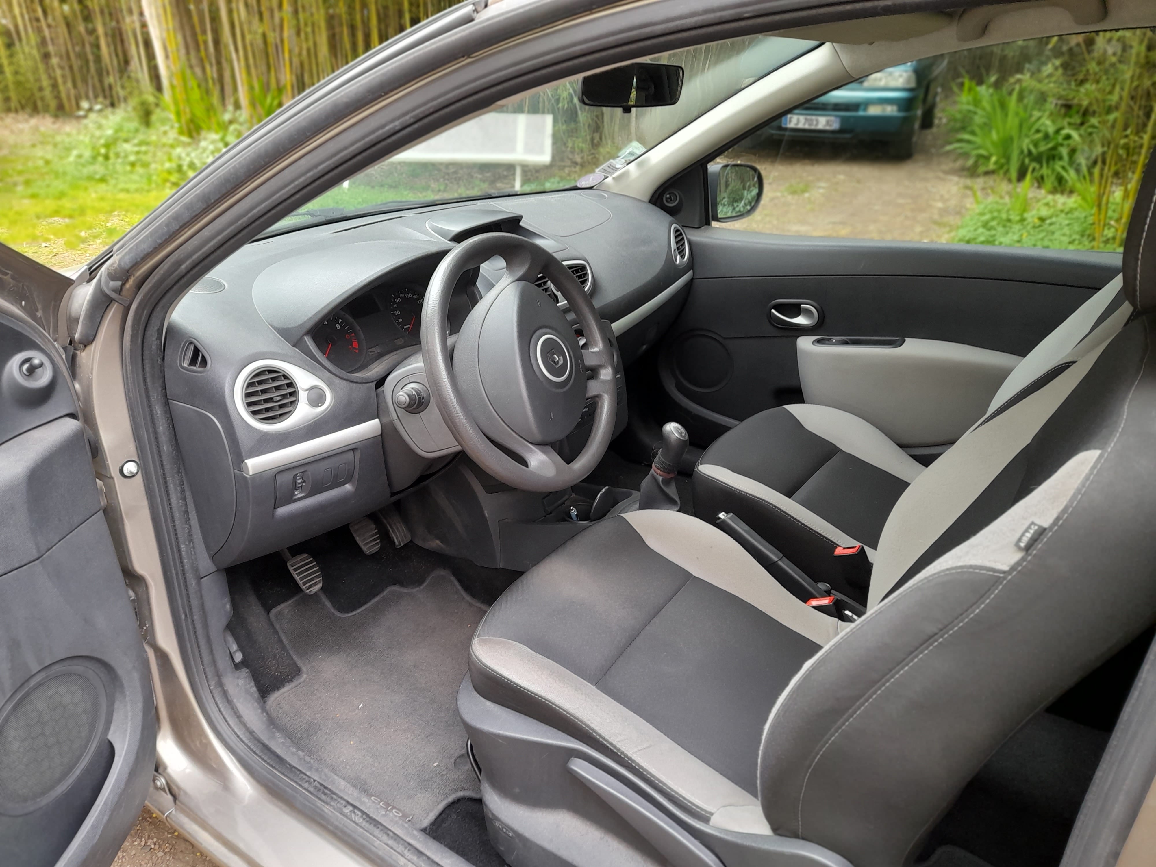 Renault Clio 1,2 16V 75Cv Express Clim - Essence E 10 avec Climatisation