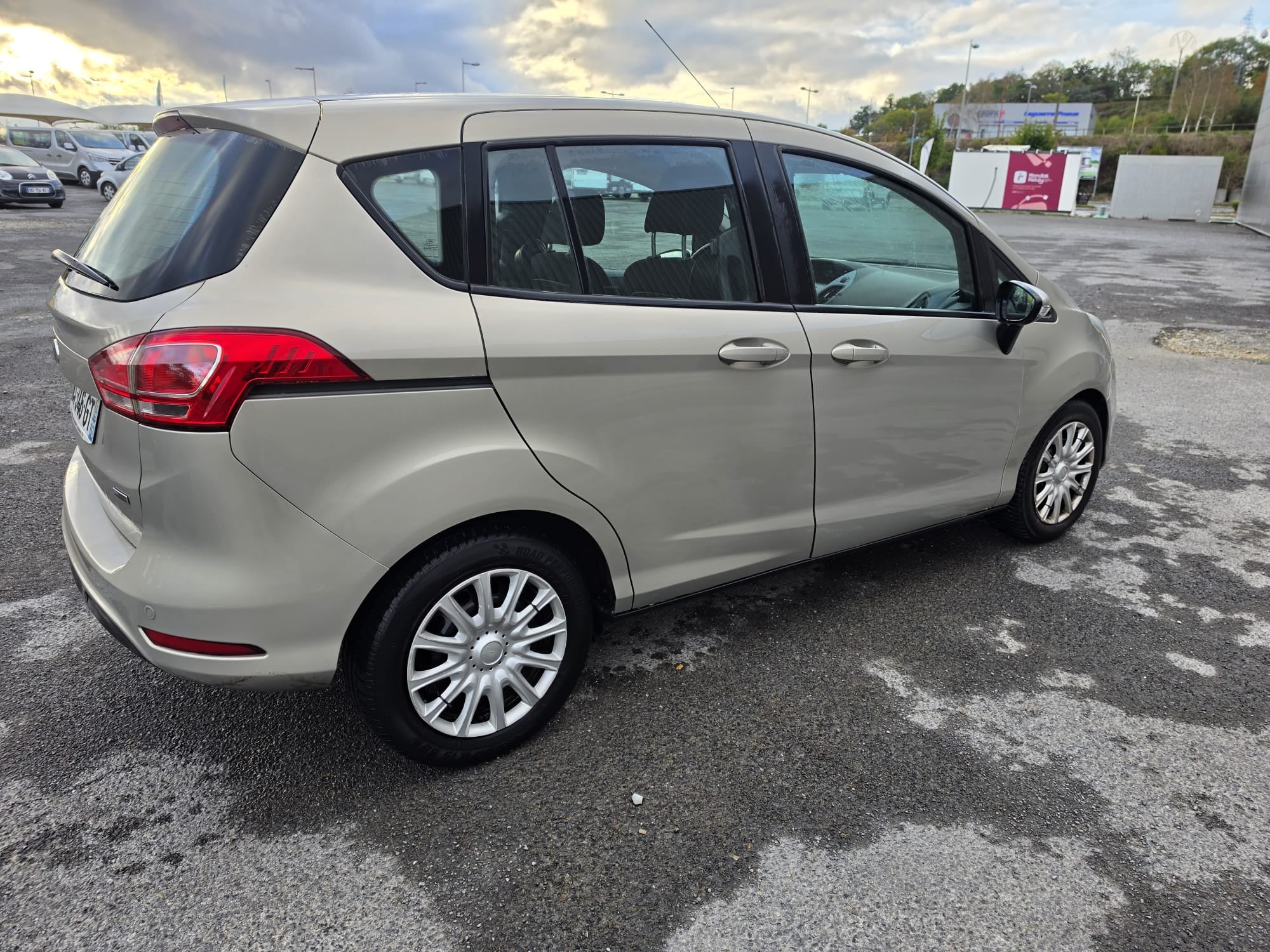 Ford B-Max Possible de vous livrer le véhicule a votre domicile. avec Entrée audio / iPod