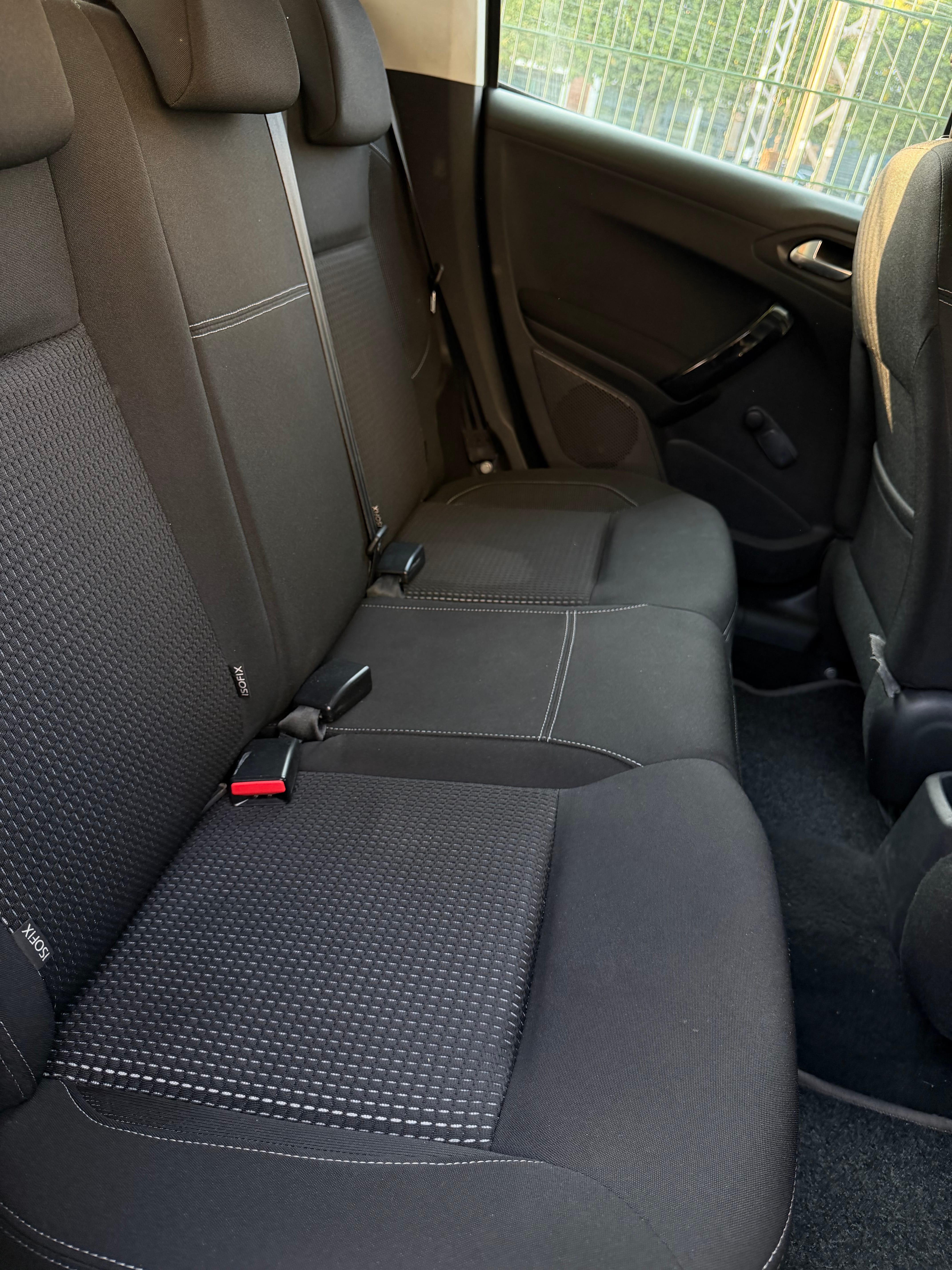 Peugeot 208 avec Autoradio