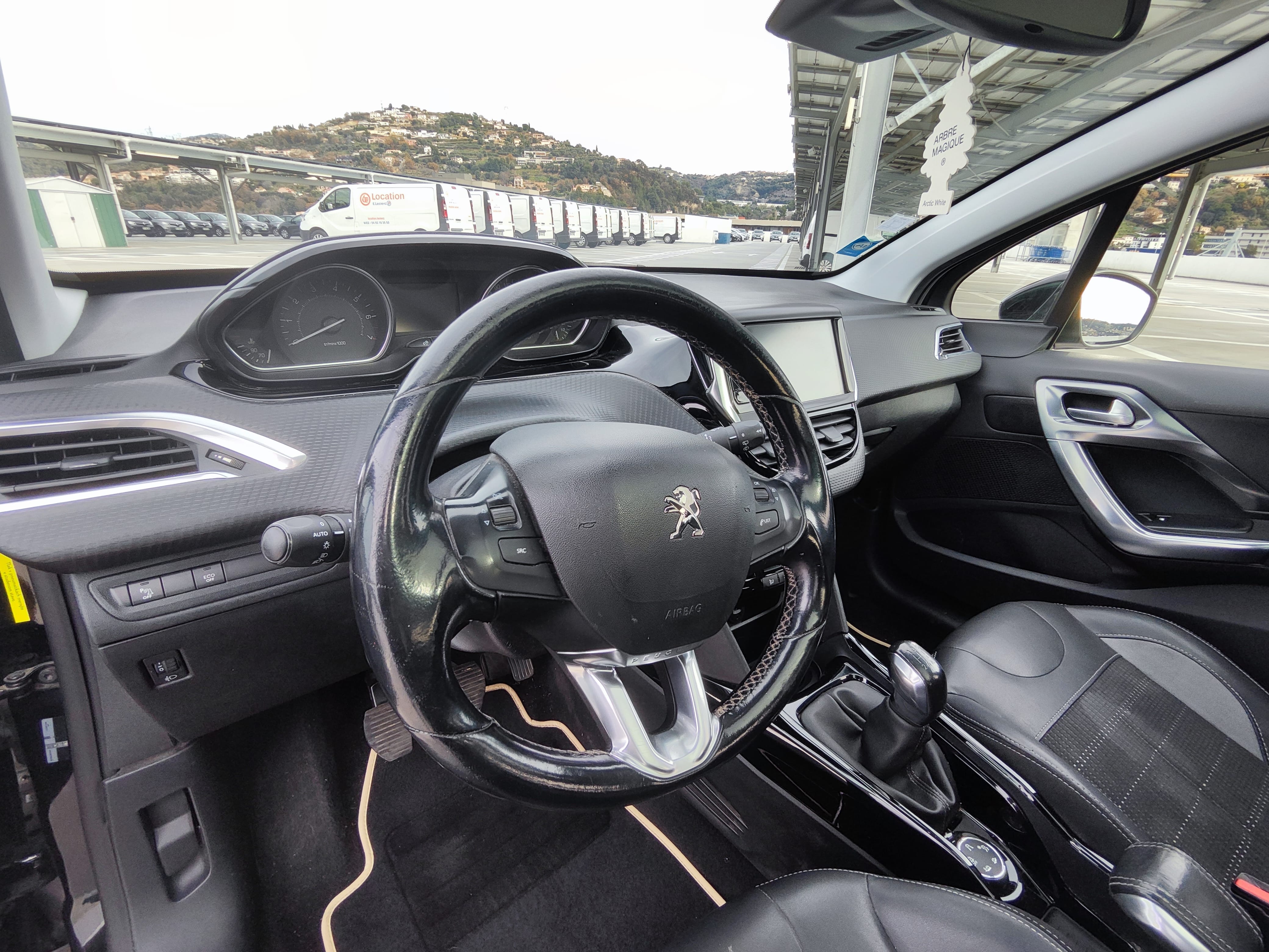 Peugeot 2008 Peugeot 2008 1.2 110cv Allure Toit Panoramique avec Apple CarPlay