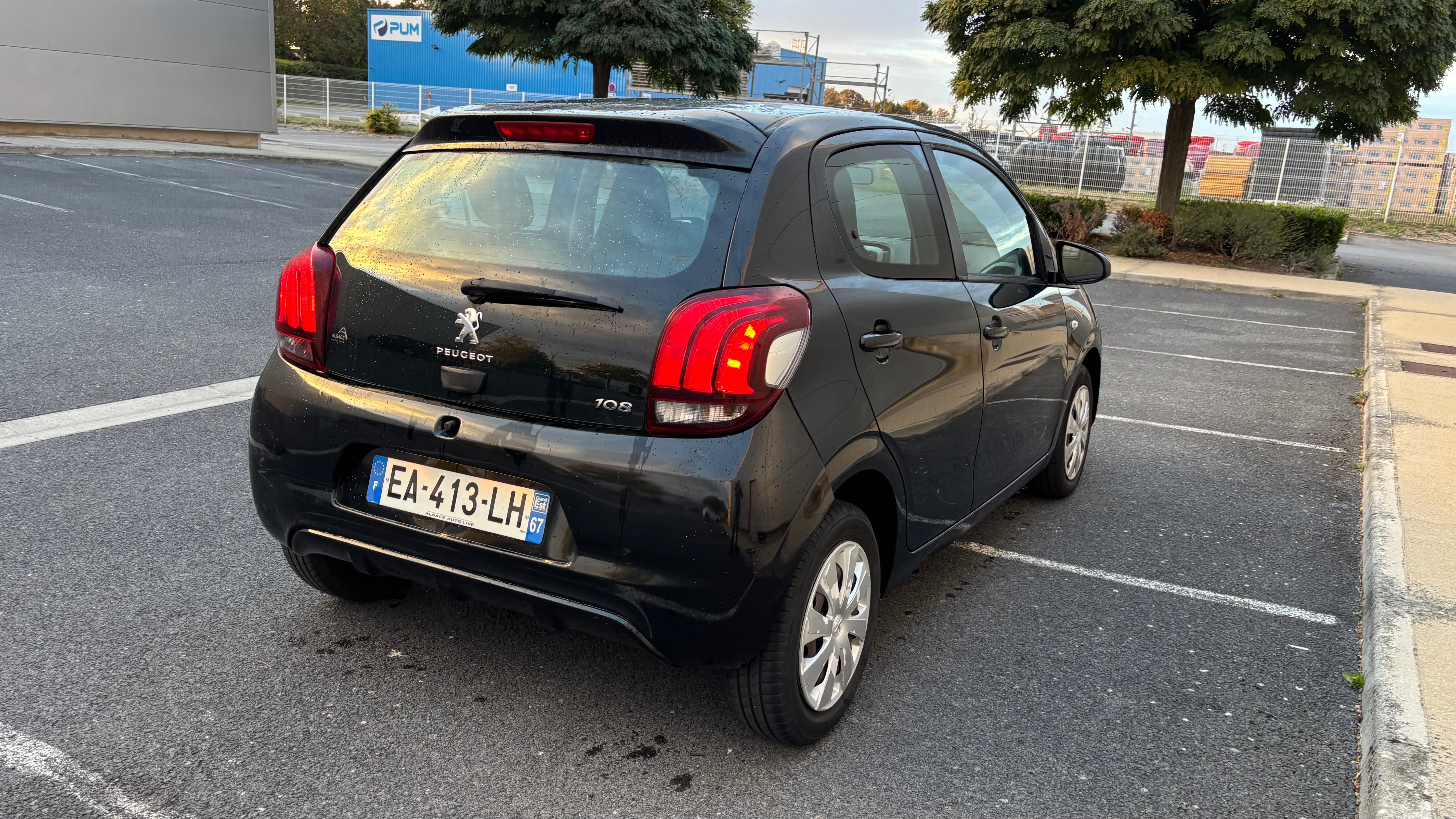 Peugeot 108 dans le parking gare centre Reims avec Climatisation