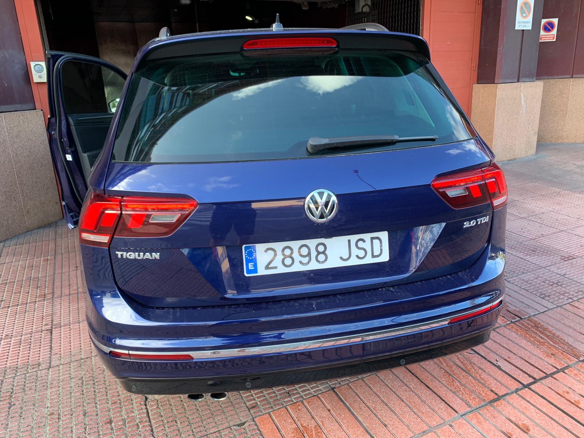 Volkswagen Tiguan SE R-LINE Black