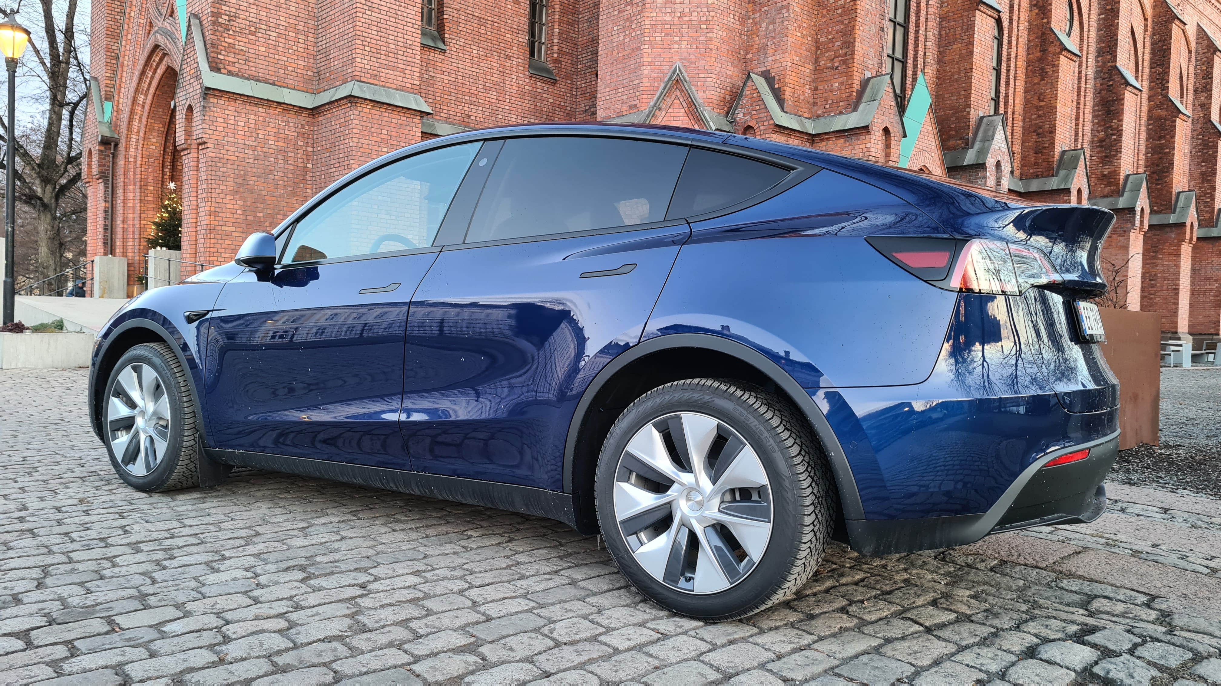 Tesla Model Y Long Range 4WD with Air conditioning