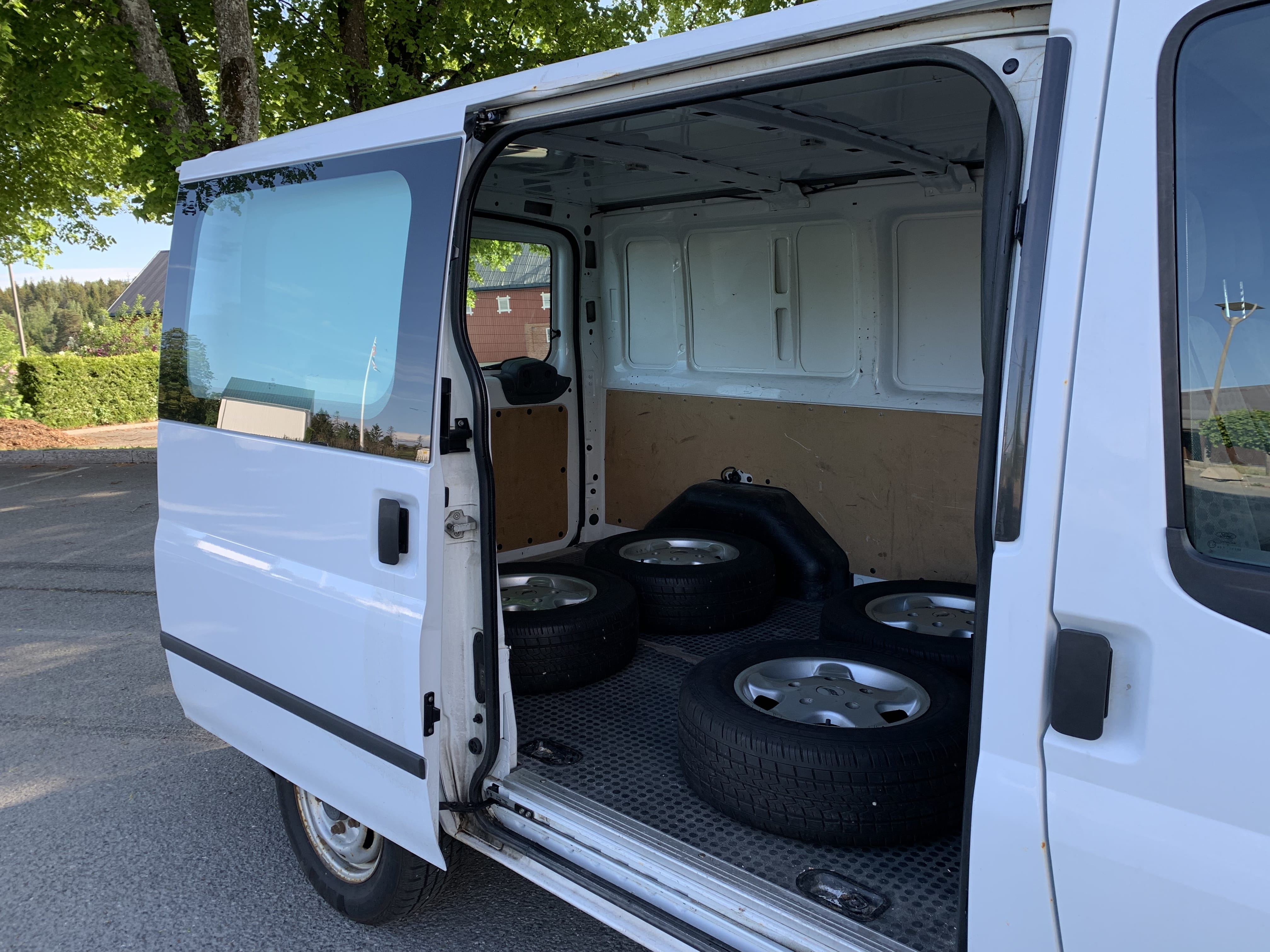 Ford Transit Varebil 2.2 Diesel 125 HK med Vinterdekk