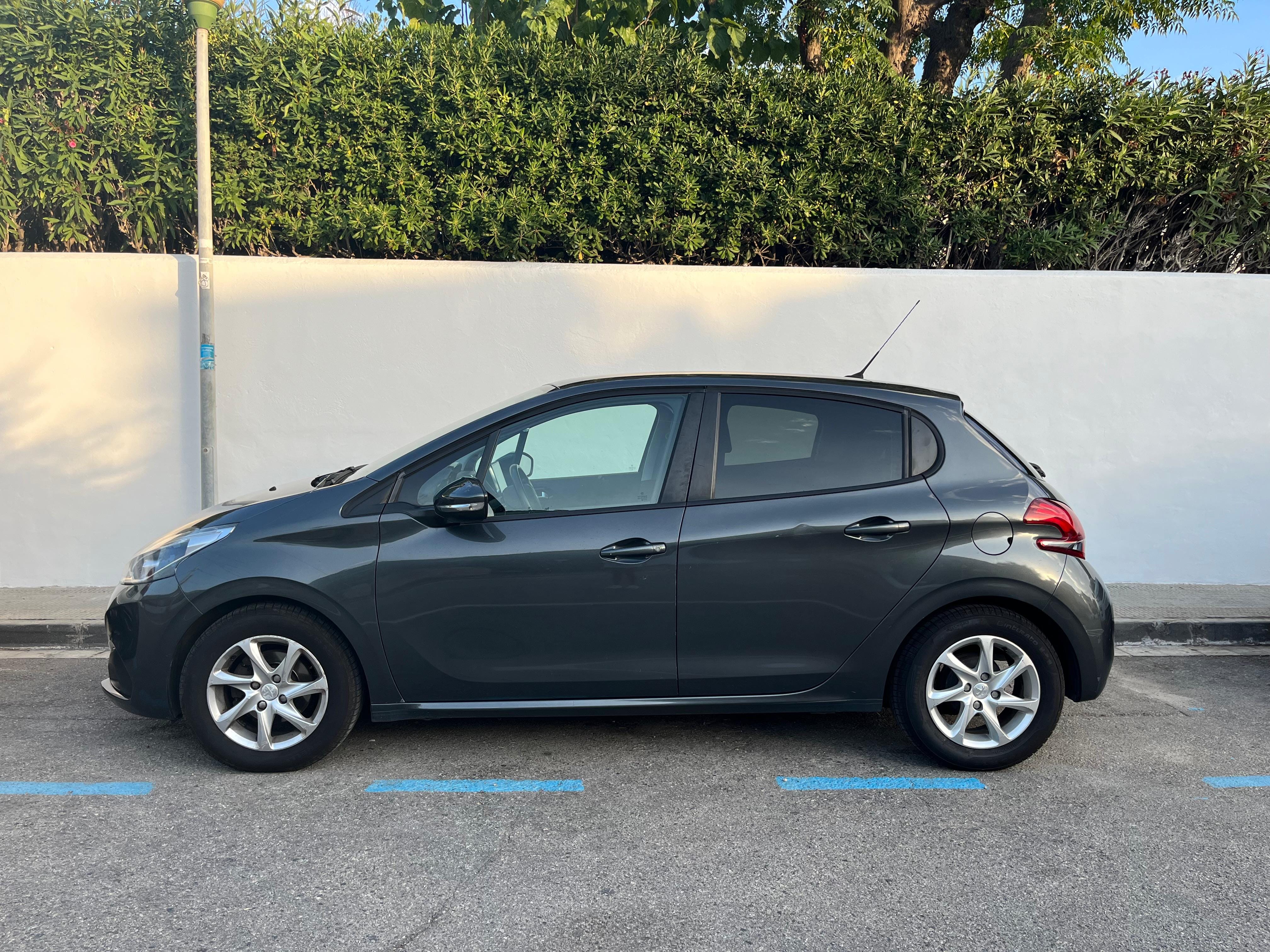 Peugeot 208 1.2 con Aire acondicionado
