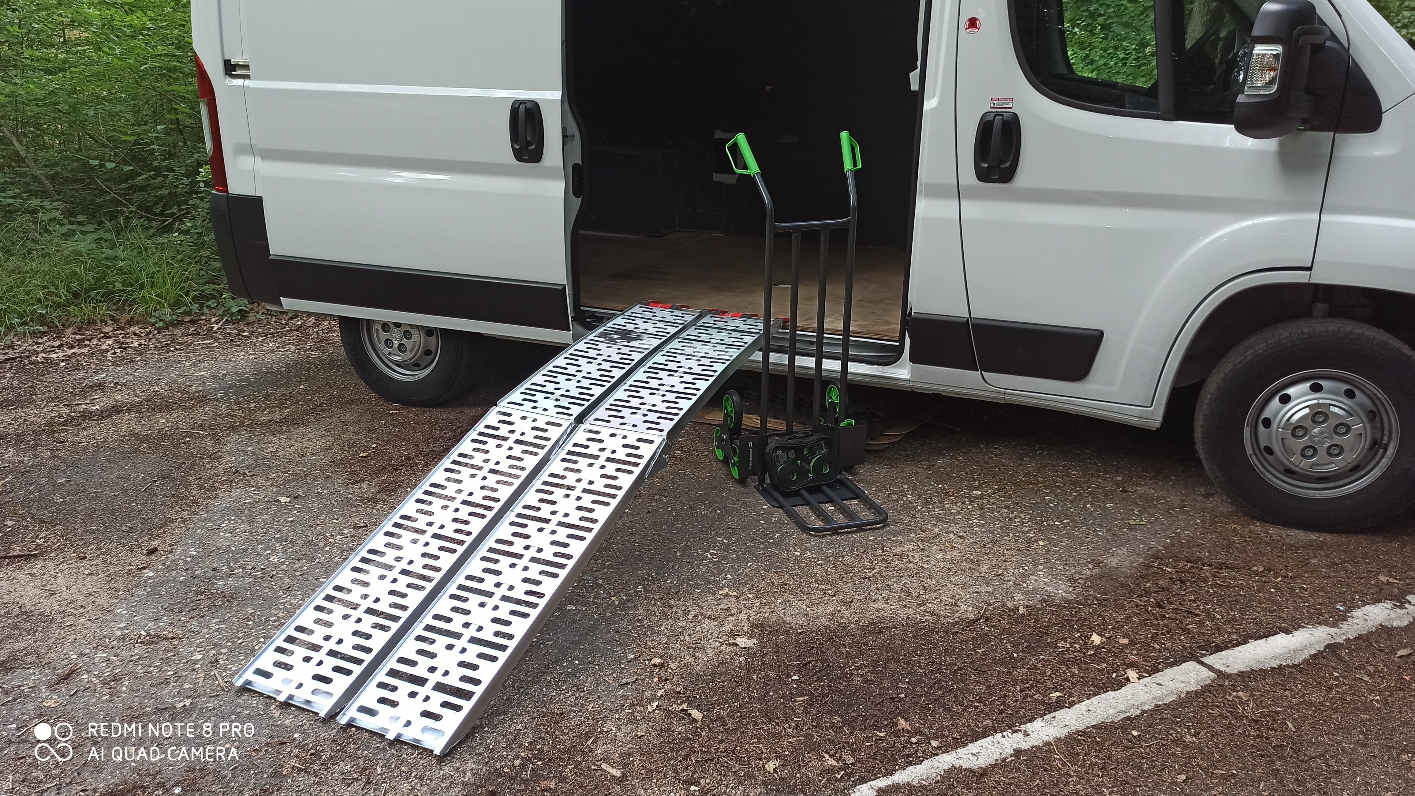 Peugeot Boxer avec diable et rampes mit Audio-/iPod-Zugang