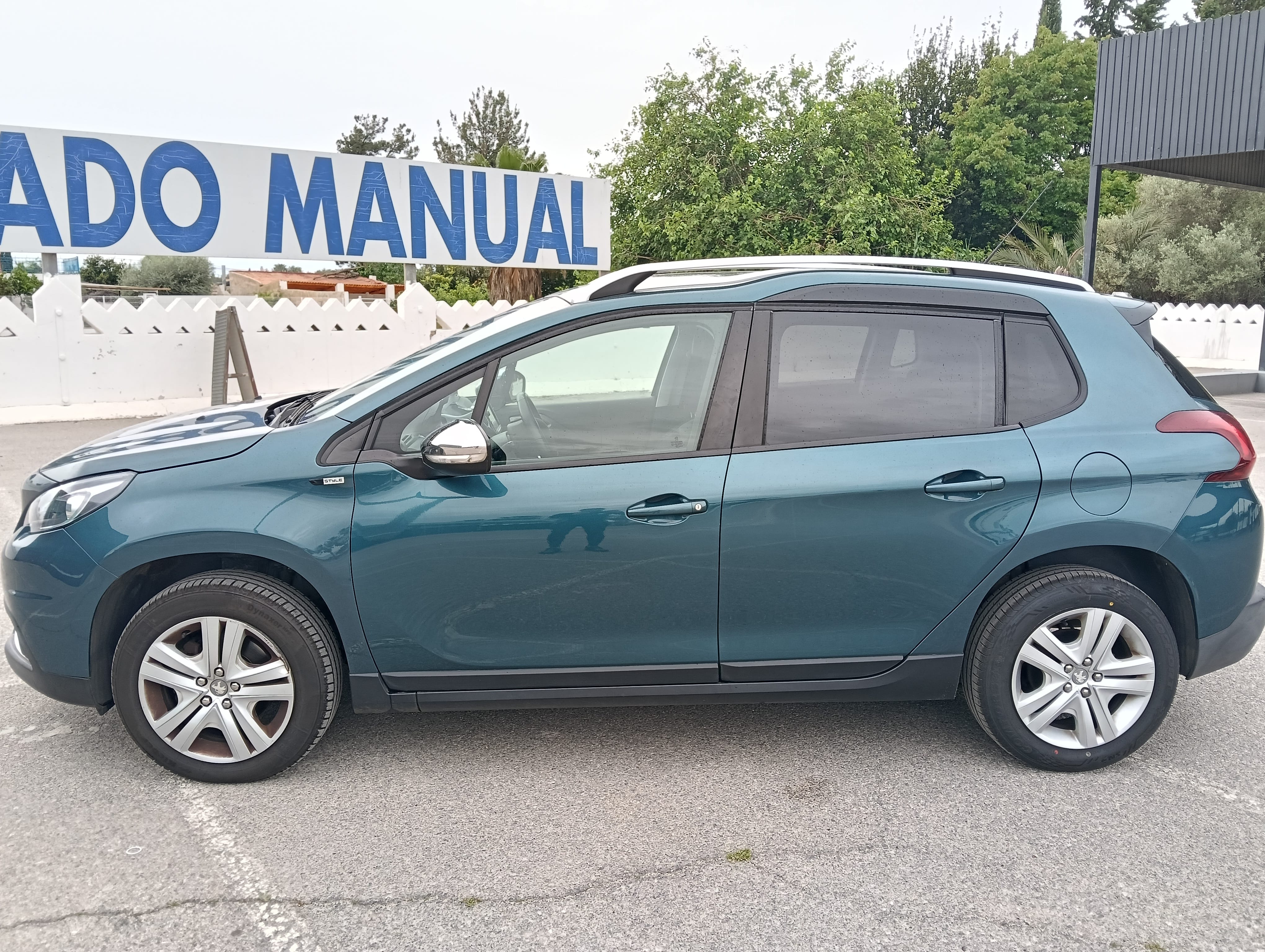 Peugeot 2008 1.2 gasolina 110 cv con Aire acondicionado