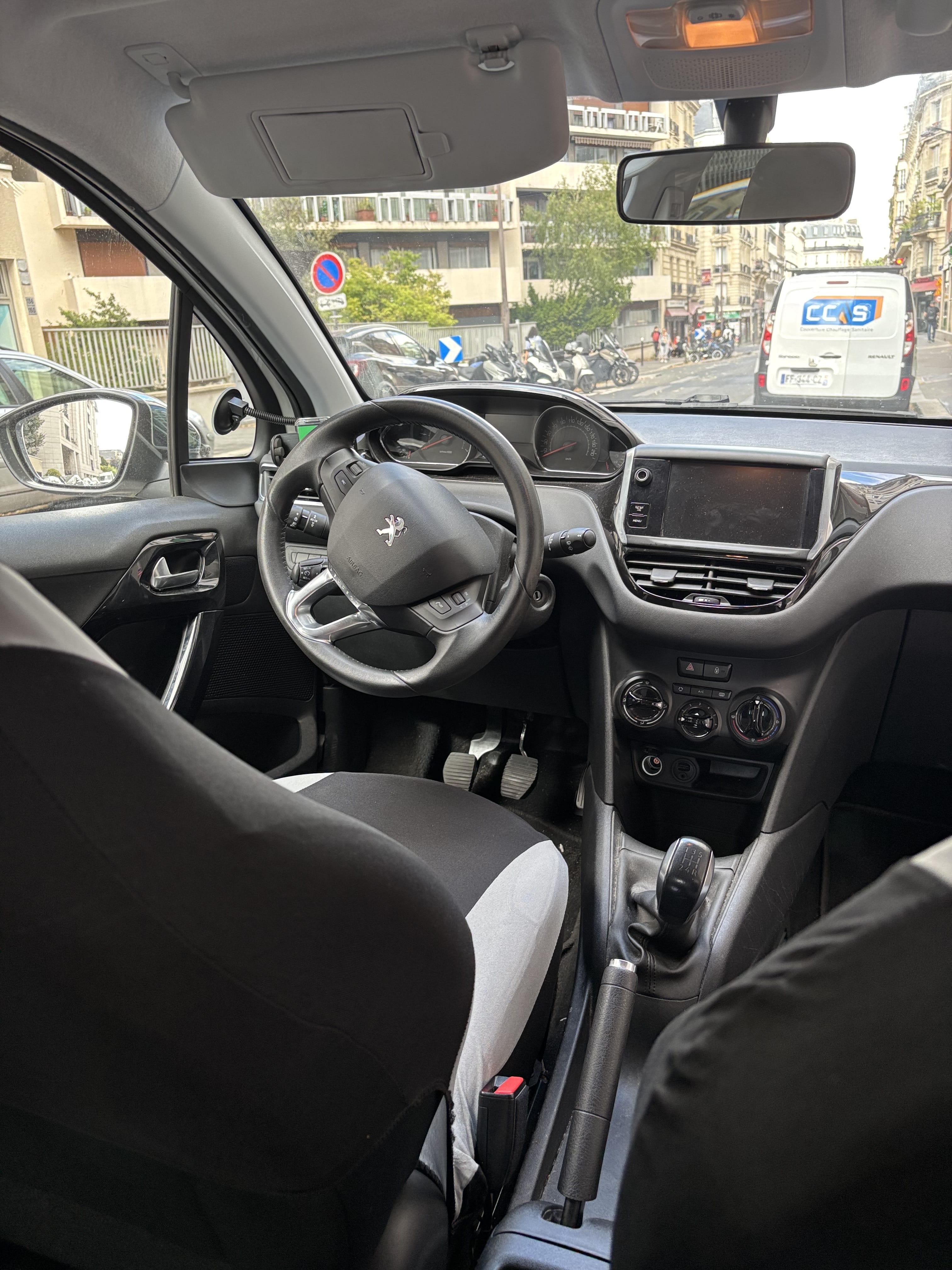 Peugeot 208  1.2 vti 82 SP98 avec Apple CarPlay