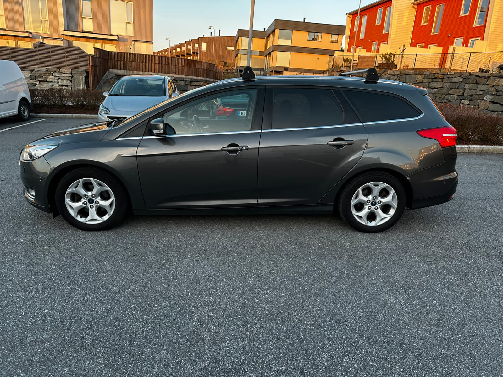 Ford Focus Estate/Kombi 125HP EcoBoost with Thule RoofBox with Air conditioning