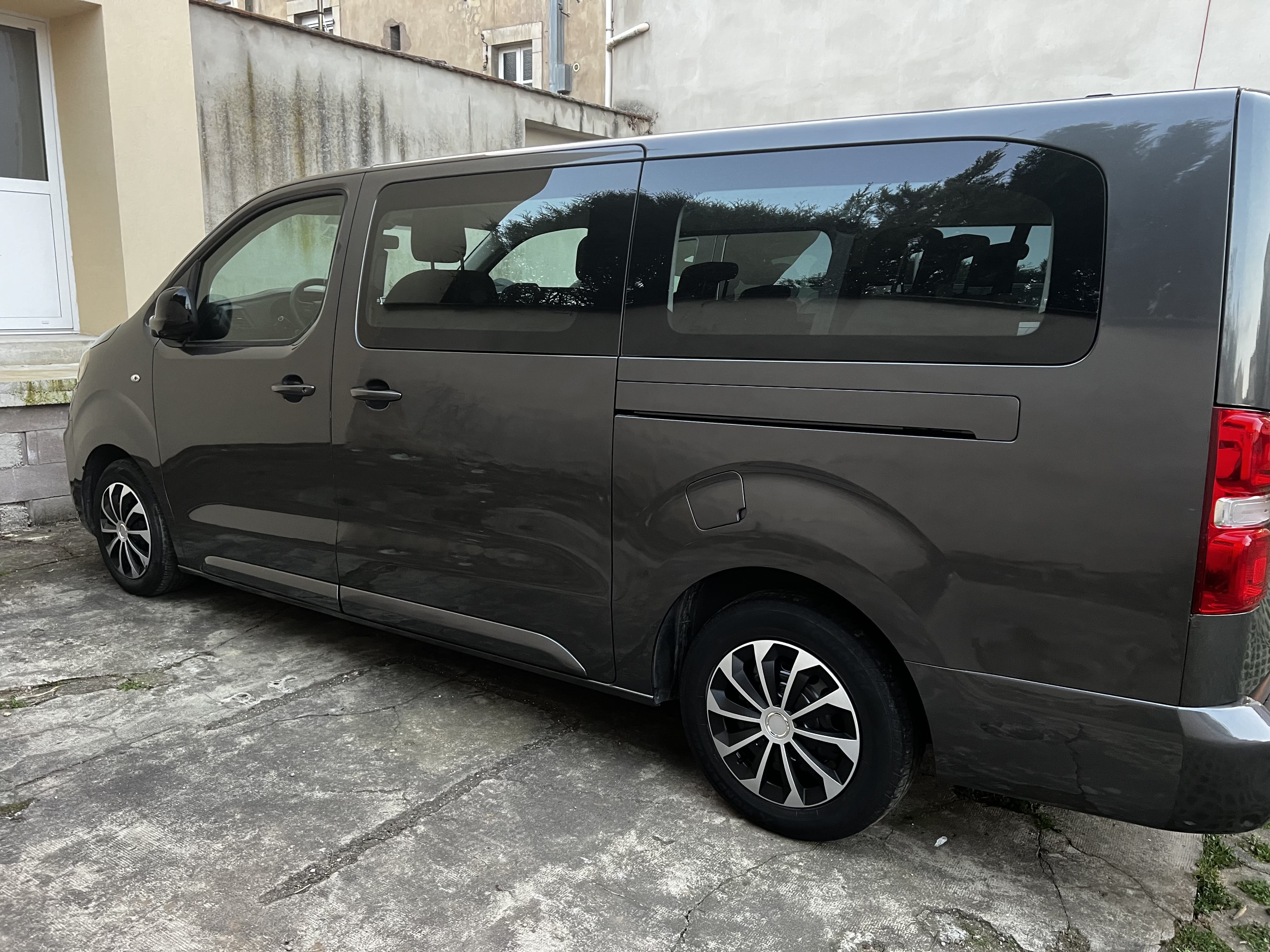 Peugeot Traveller 9 places avec GPS