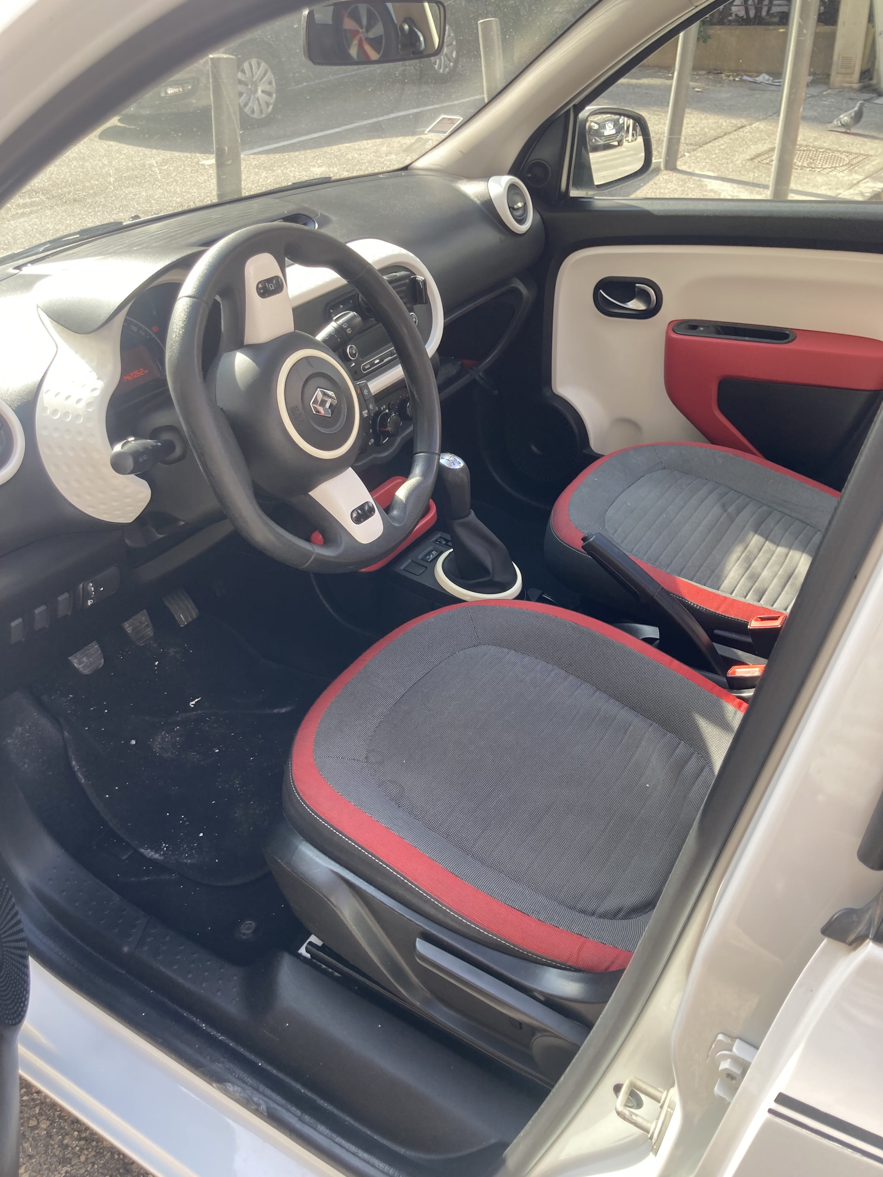 Renault Twingo III : cabriolet, stat. gratuit, métro Perier met Bluetooth audio