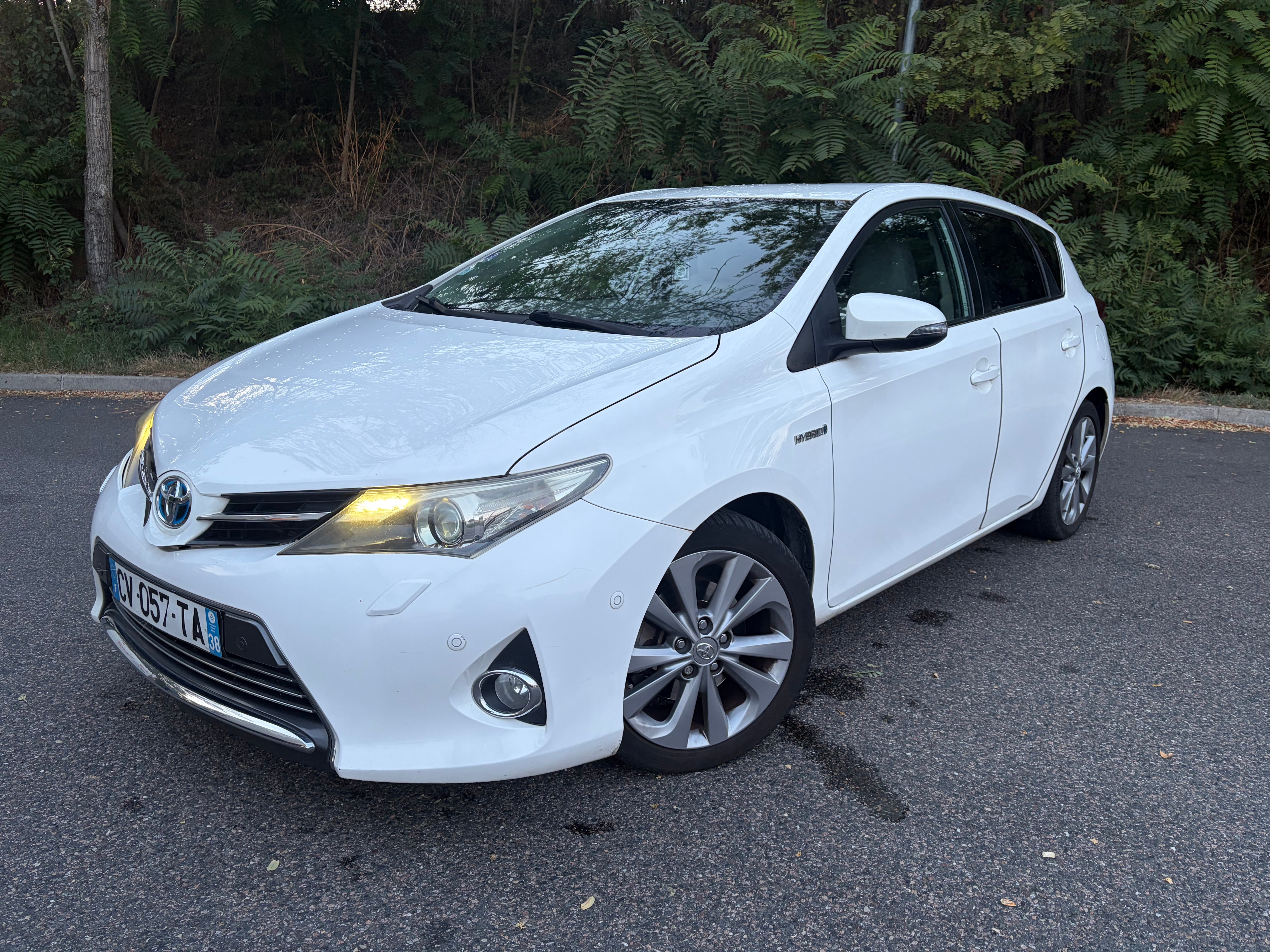 Toyota Auris, 2013, Essence 95 / Électrique (hybride), automatique