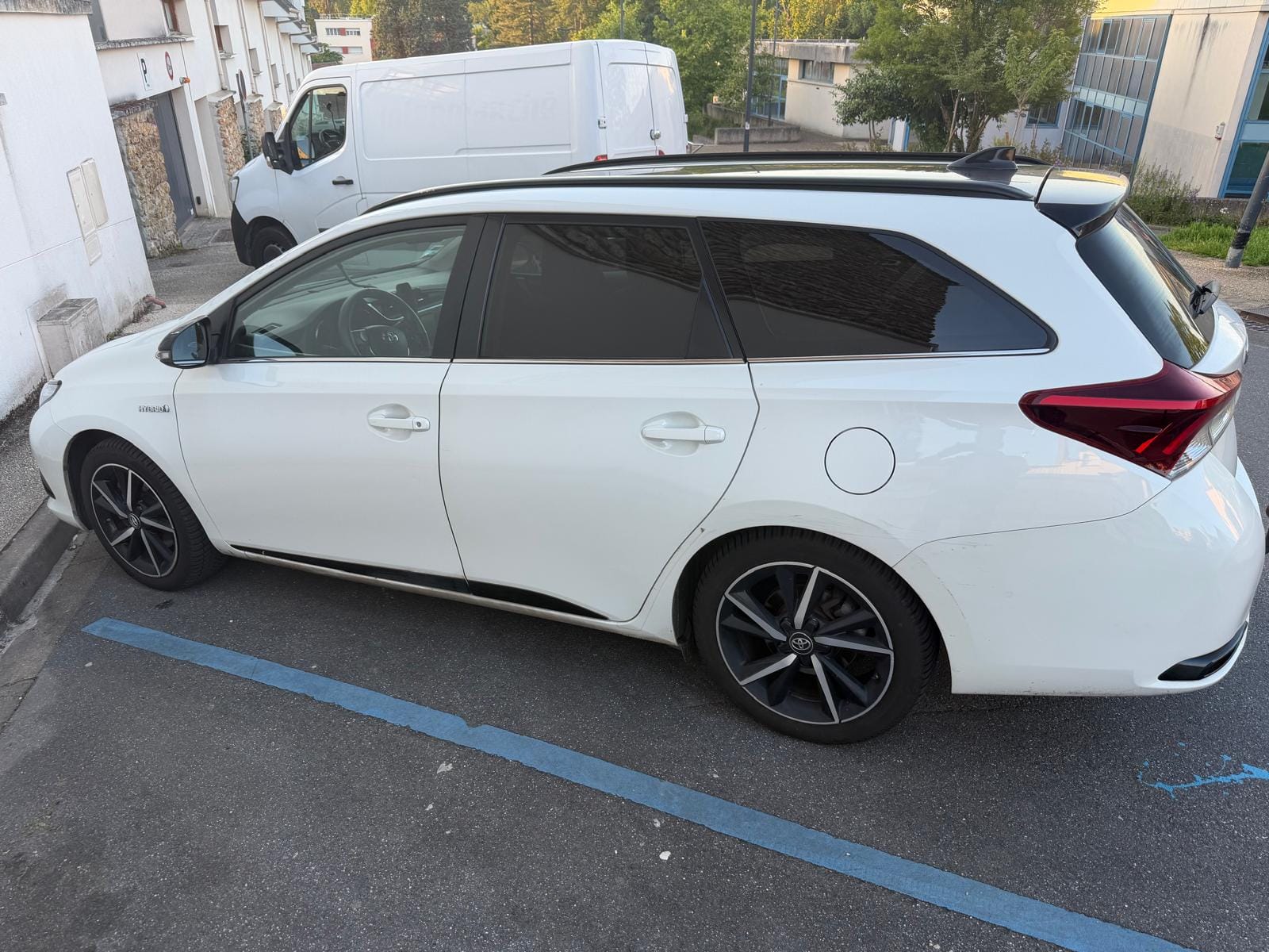 Toyota Auris Touring Sports 1,8 Hybride, 2018, Essence 95 / Électrique (hybride), automatique