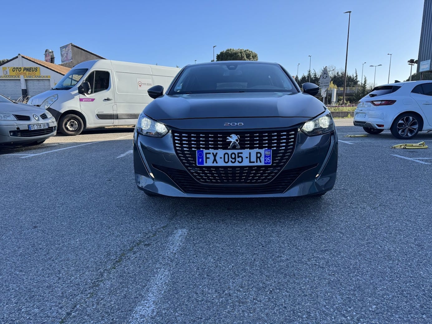 Peugeot 208 Ess BV auto DX095LR