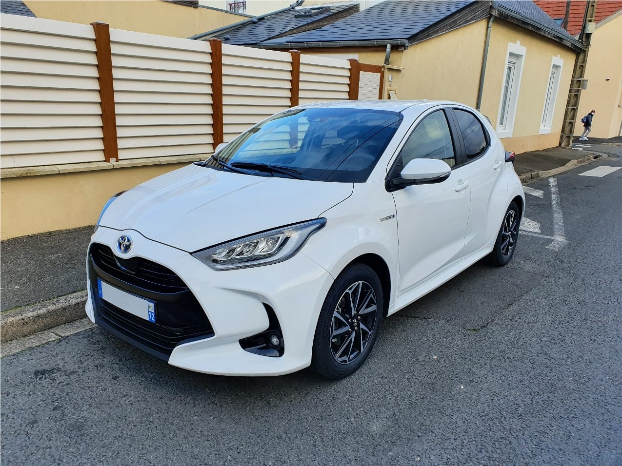 Toyota Yaris, 2024, Essence 95 / Électrique (hybride), automatique