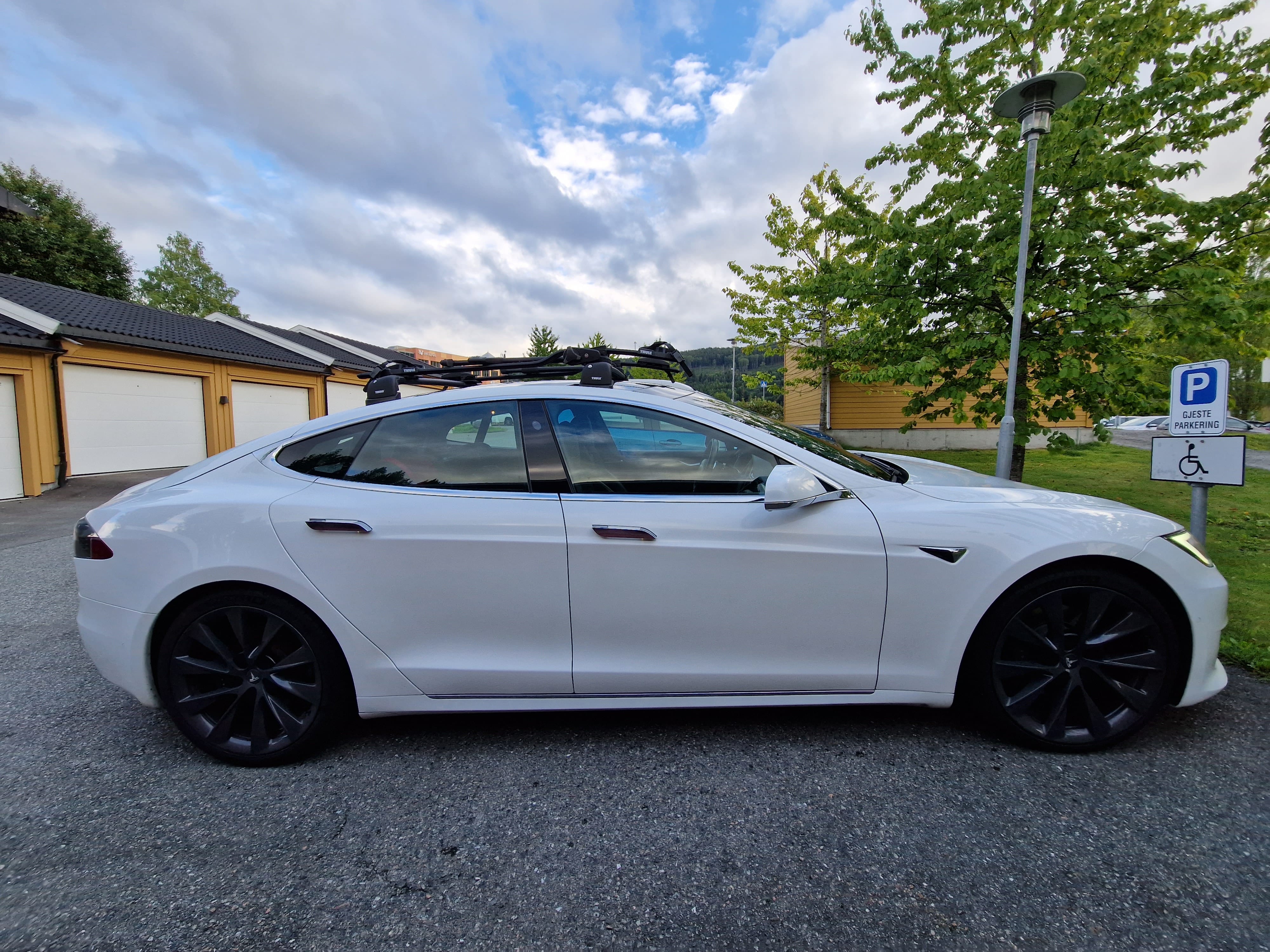 Tesla Model S med Sykkelstativ