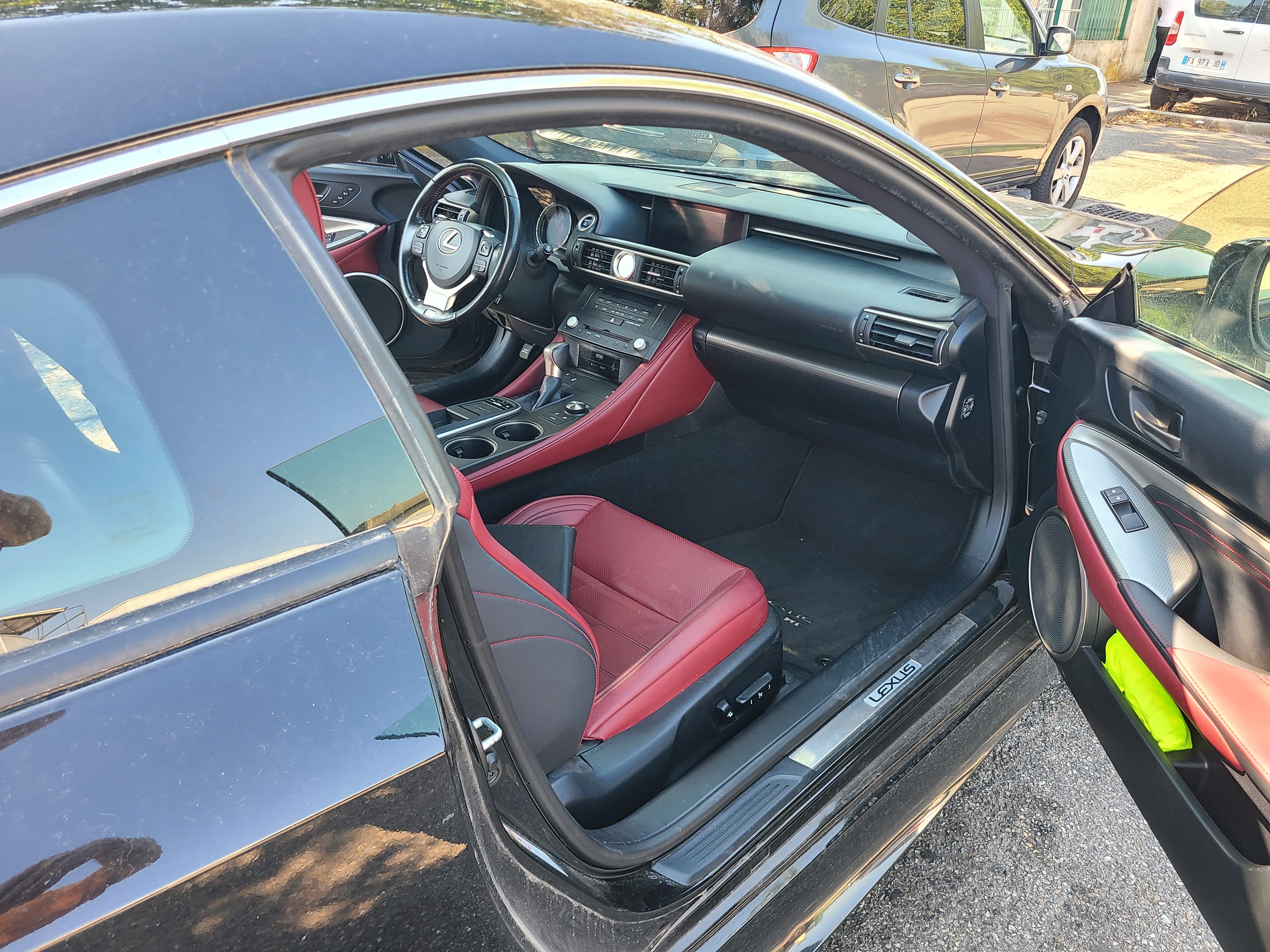 Lexus RC 300 h F sport avec GPS