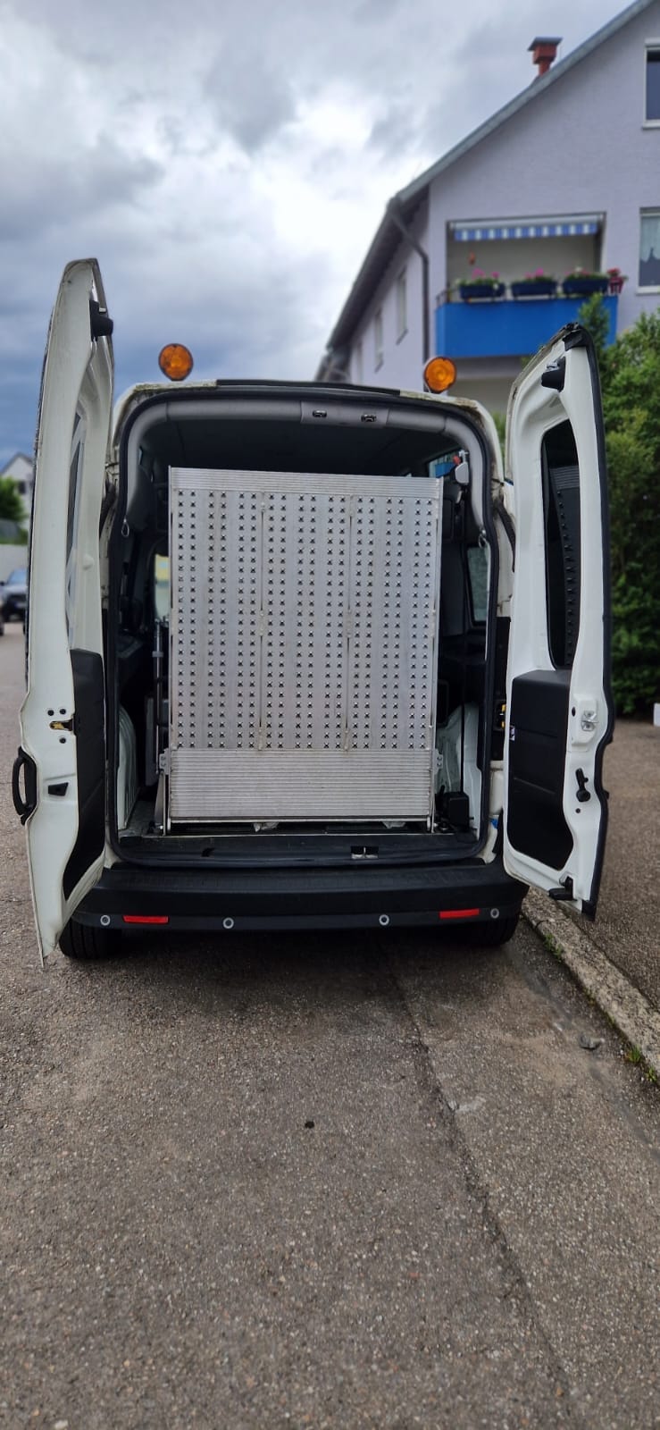 Opel Combo Behindertentransporter Rampe Rollstuhl