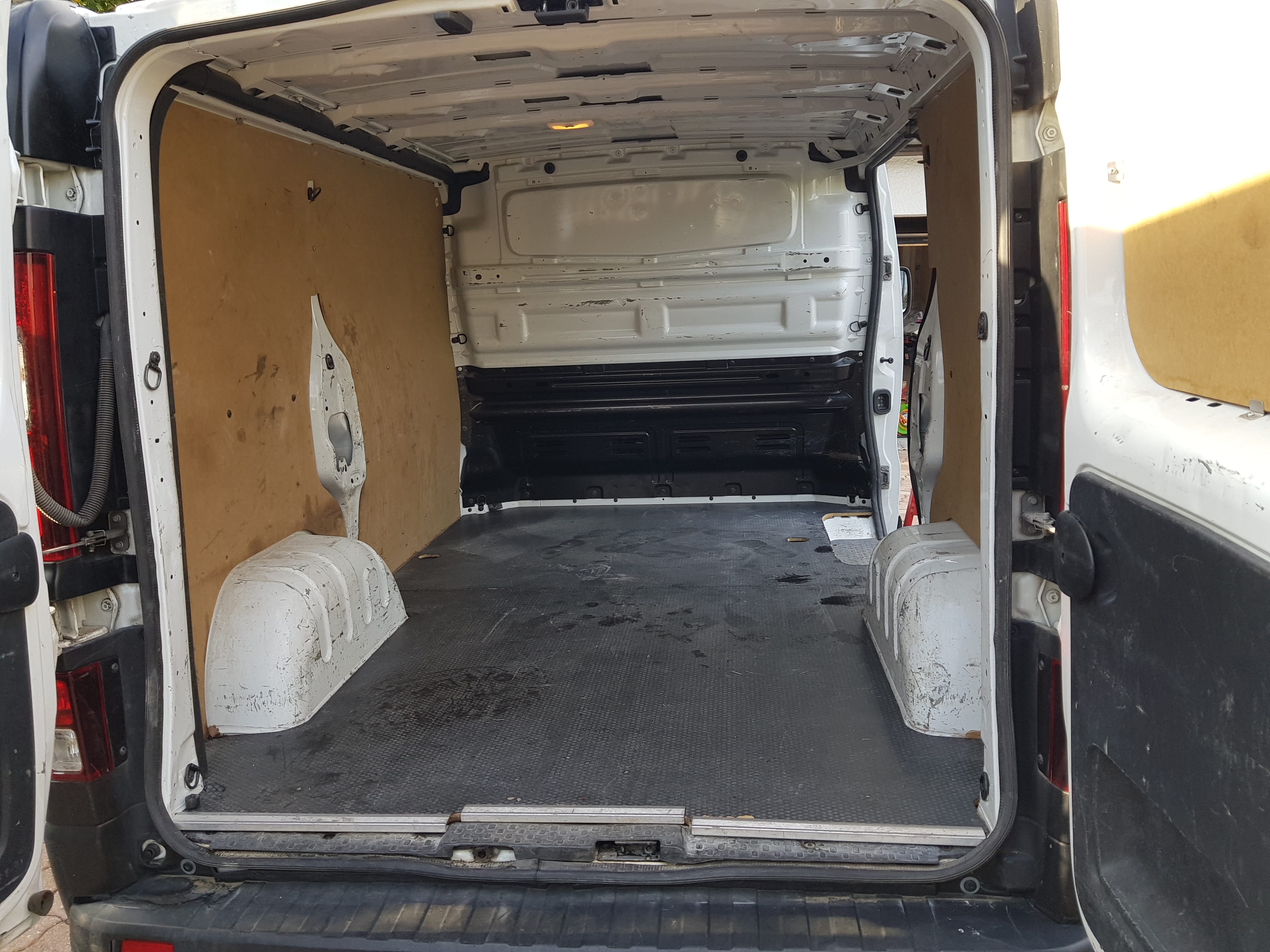 Opel Vivaro 1.6 dci clim radar de recul gps EH105 avec Entrée audio / iPod