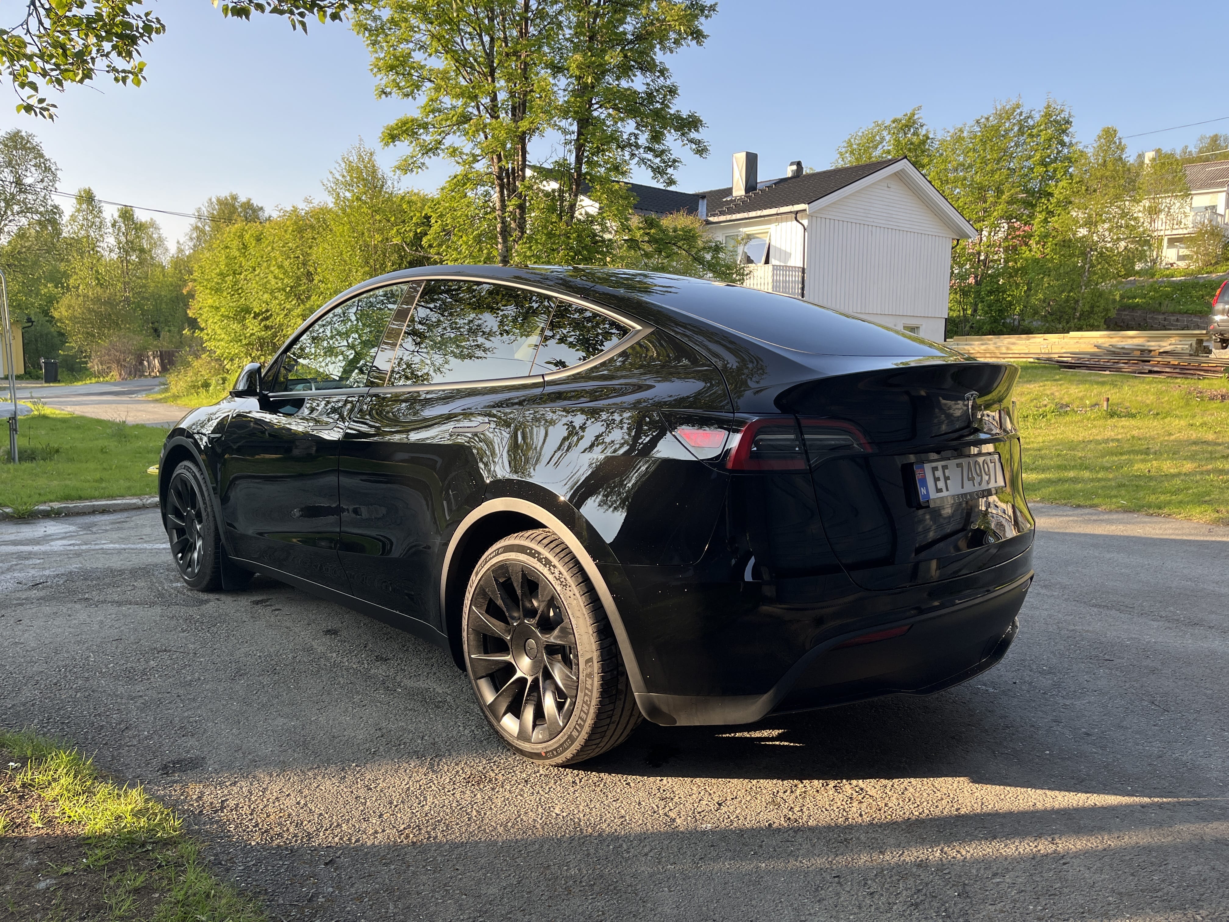 Tesla Model Y med GPS