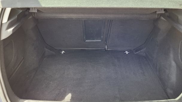 Peugeot 308 Juste en face de l'entrée départ l’aéroport de Montpellier avec Pneus neige