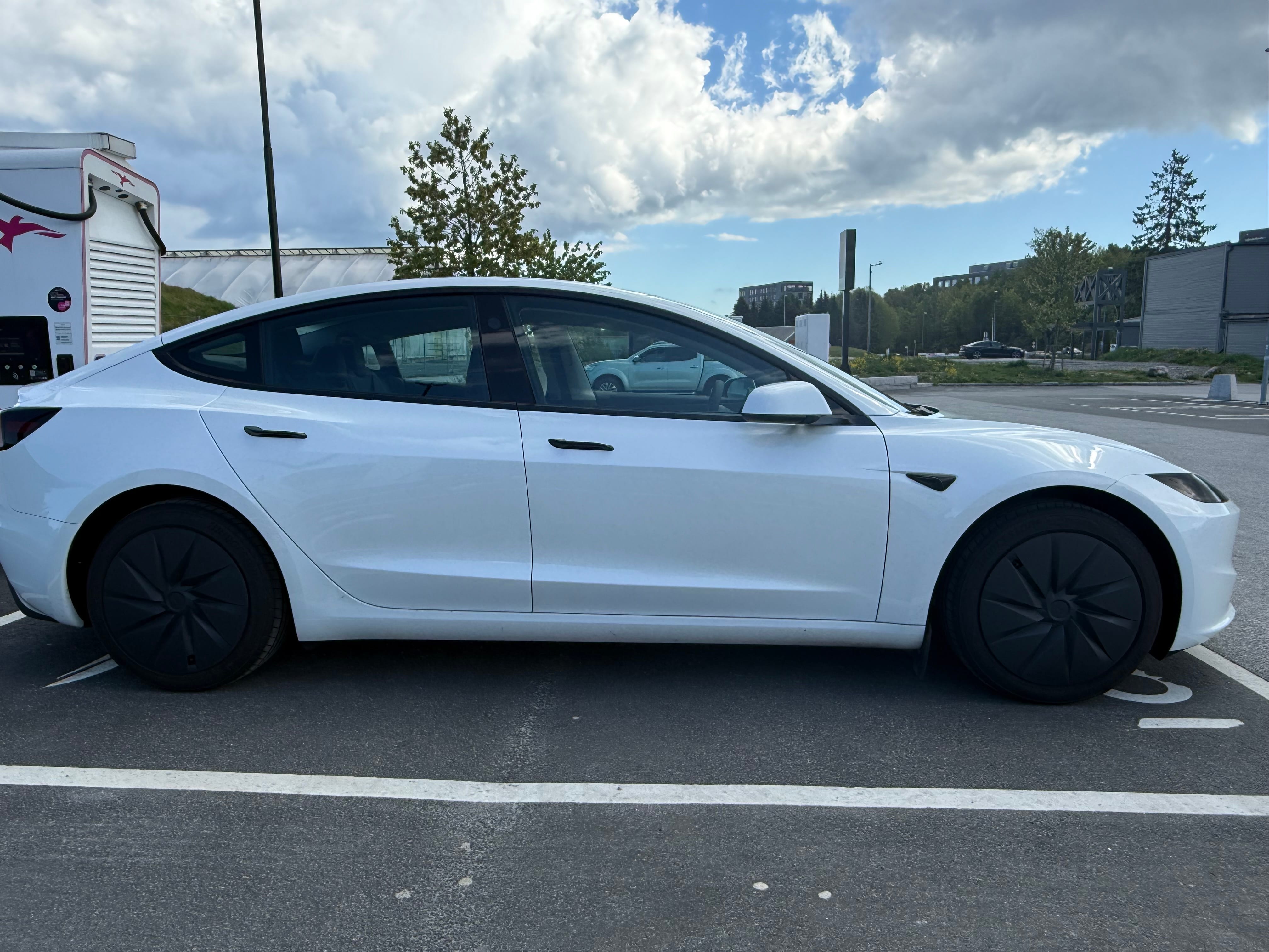 Tesla Model 3 Standard Range med Bluetooth audio