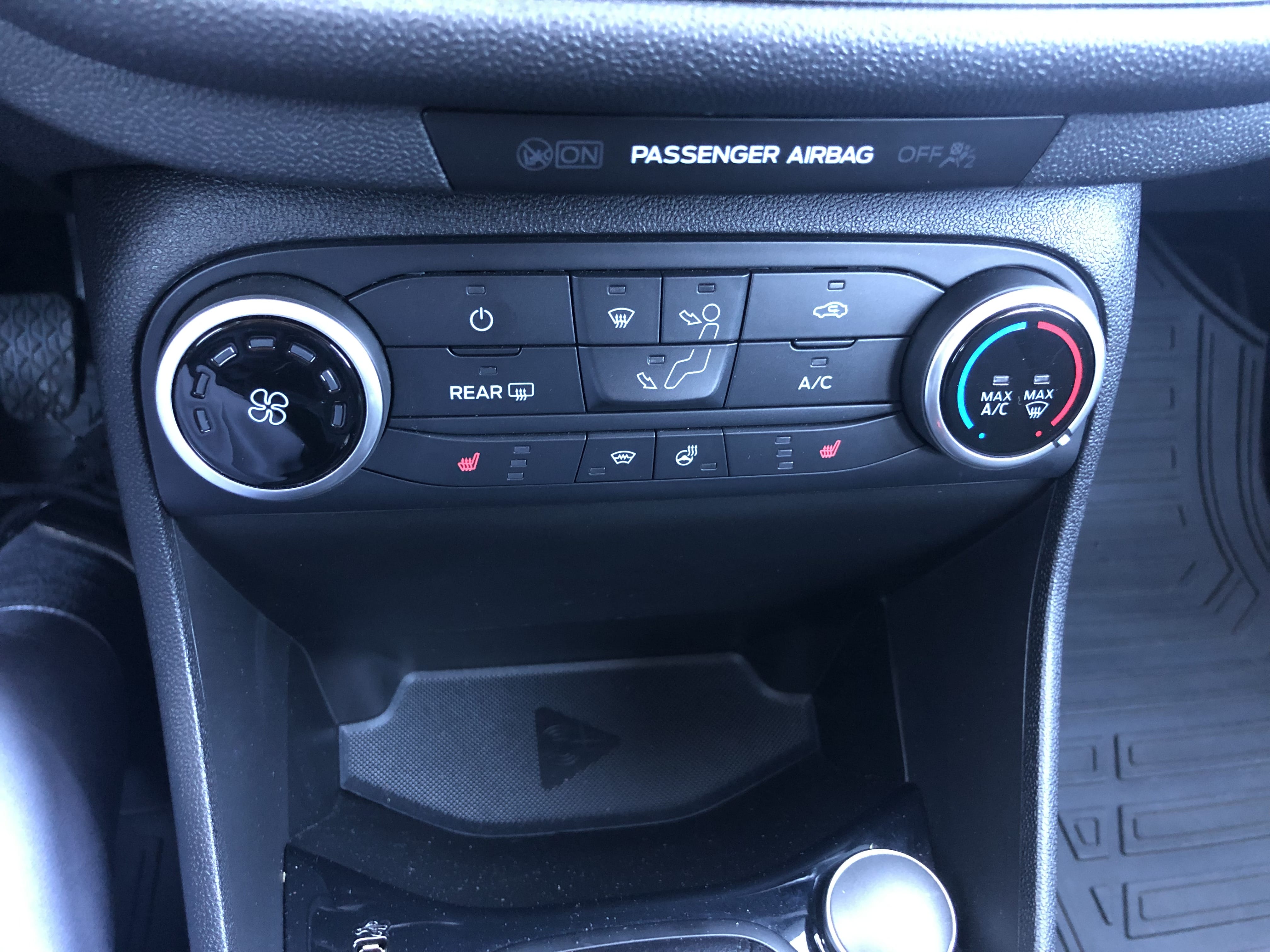 Ford Fiesta 1.1i Cool & Connect, Airco (gare du Midi)