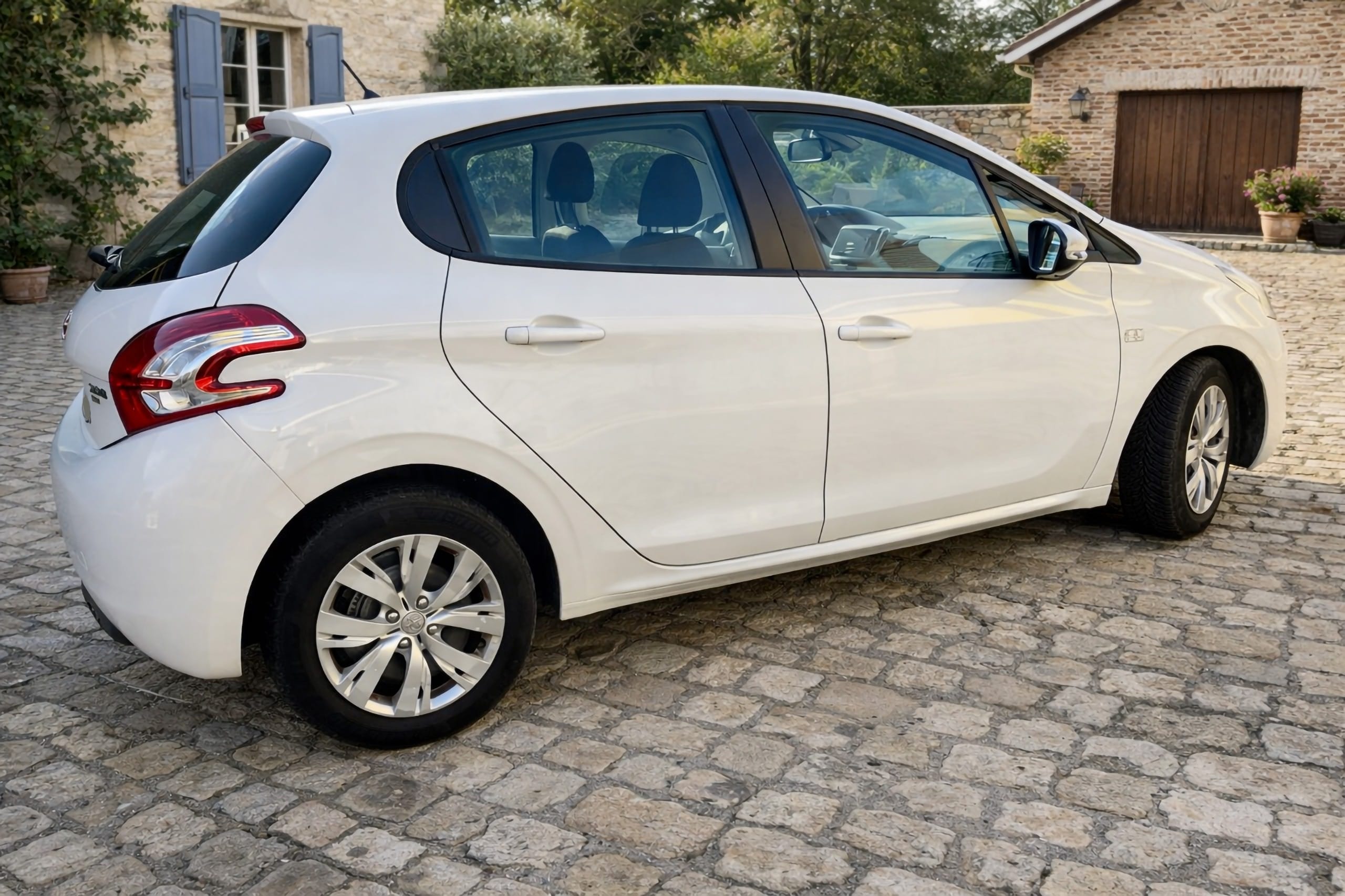 Peugeot 208 Société 1,6 HDI diesel 92 2 places Clim cache  baggages avec Pneus neige