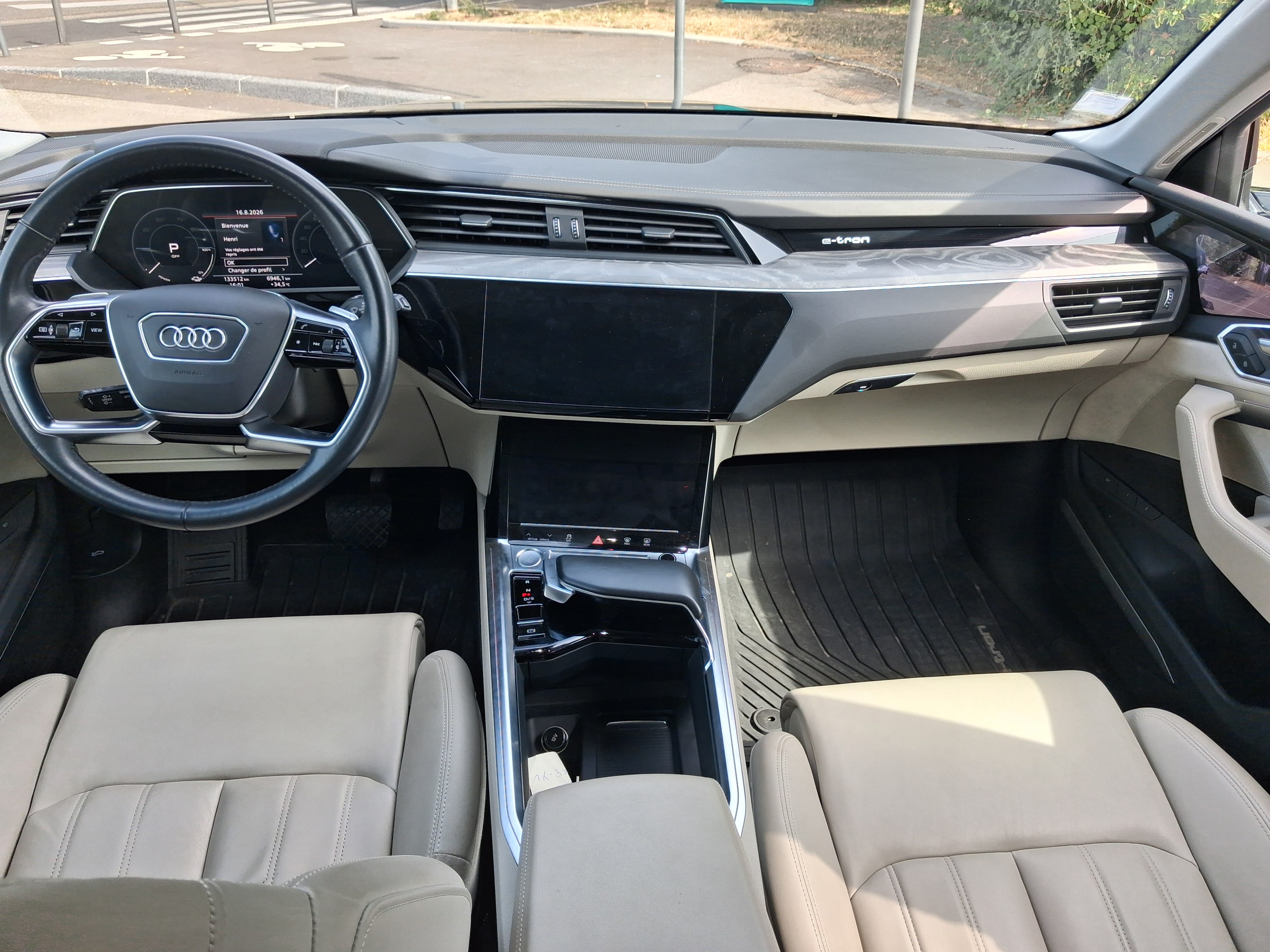 Audi e-tron 100% électrique.  Autonomie 300km. avec GPS
