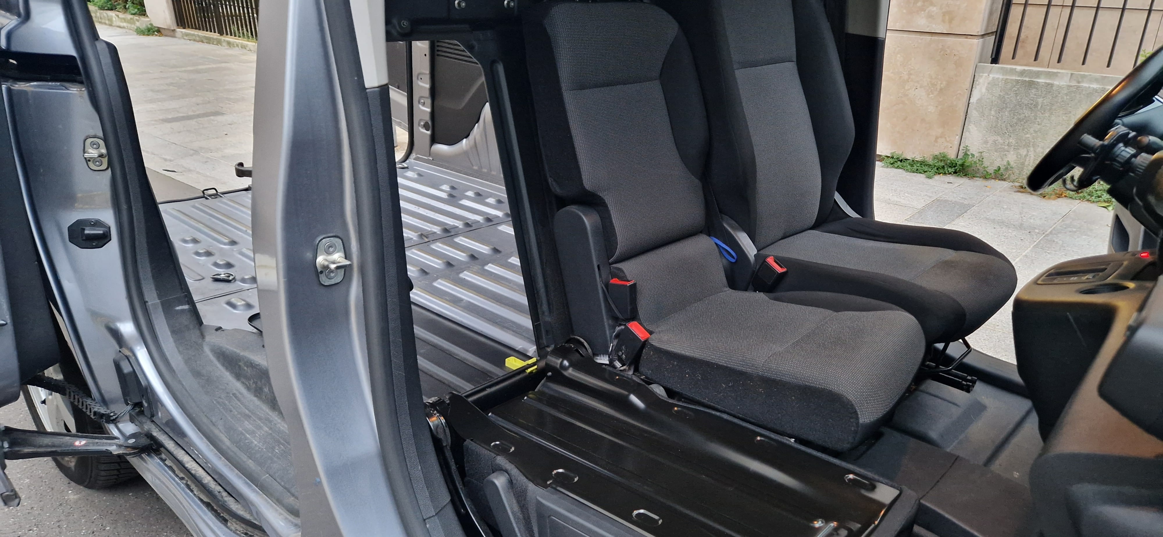 Peugeot Partner – 100% électrique – Équipé / TOUT OPTION avec Audio Bluetooth