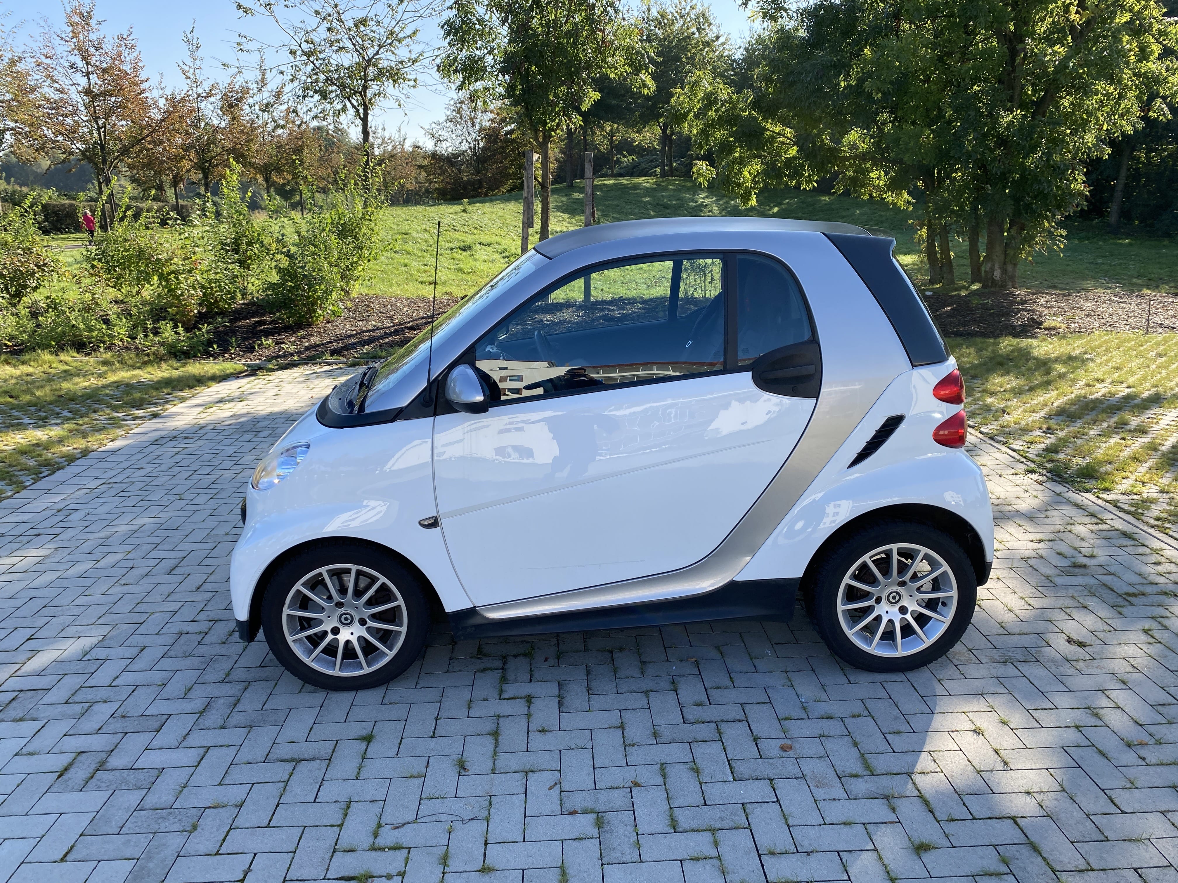 Smart Fortwo Coupé 1.0 MHD / 61 PS mit Klimaanlage