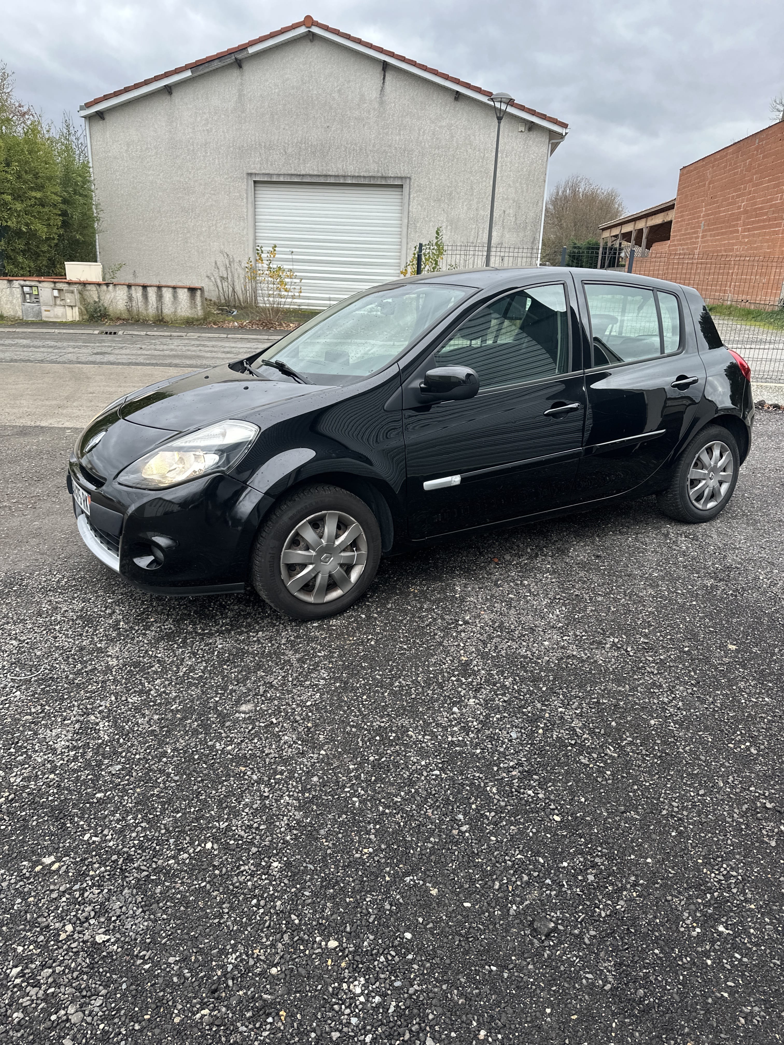 Renault Clio (CD475RK) avec Chaines
