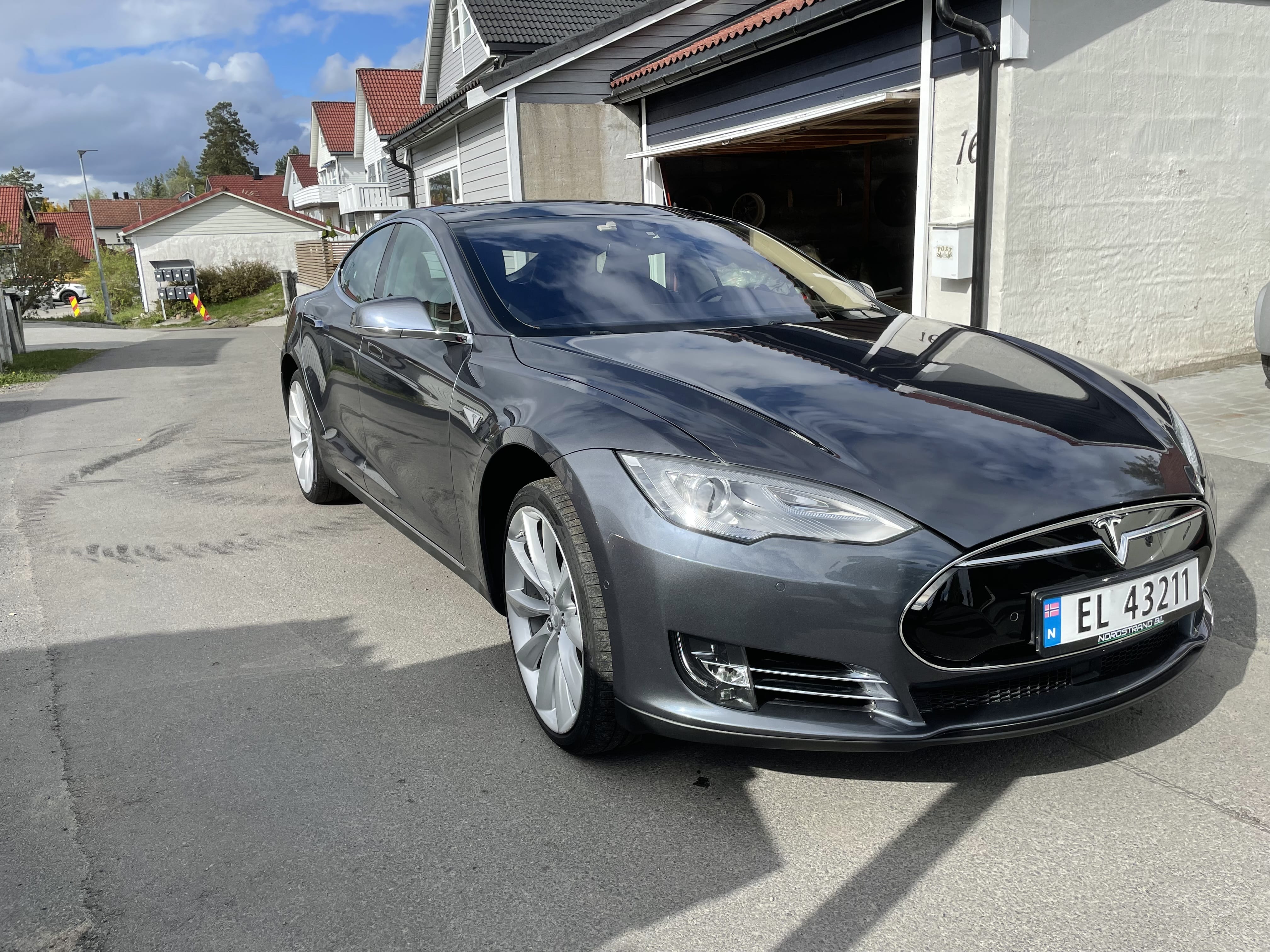 Tesla Model S med Cruisekontroll