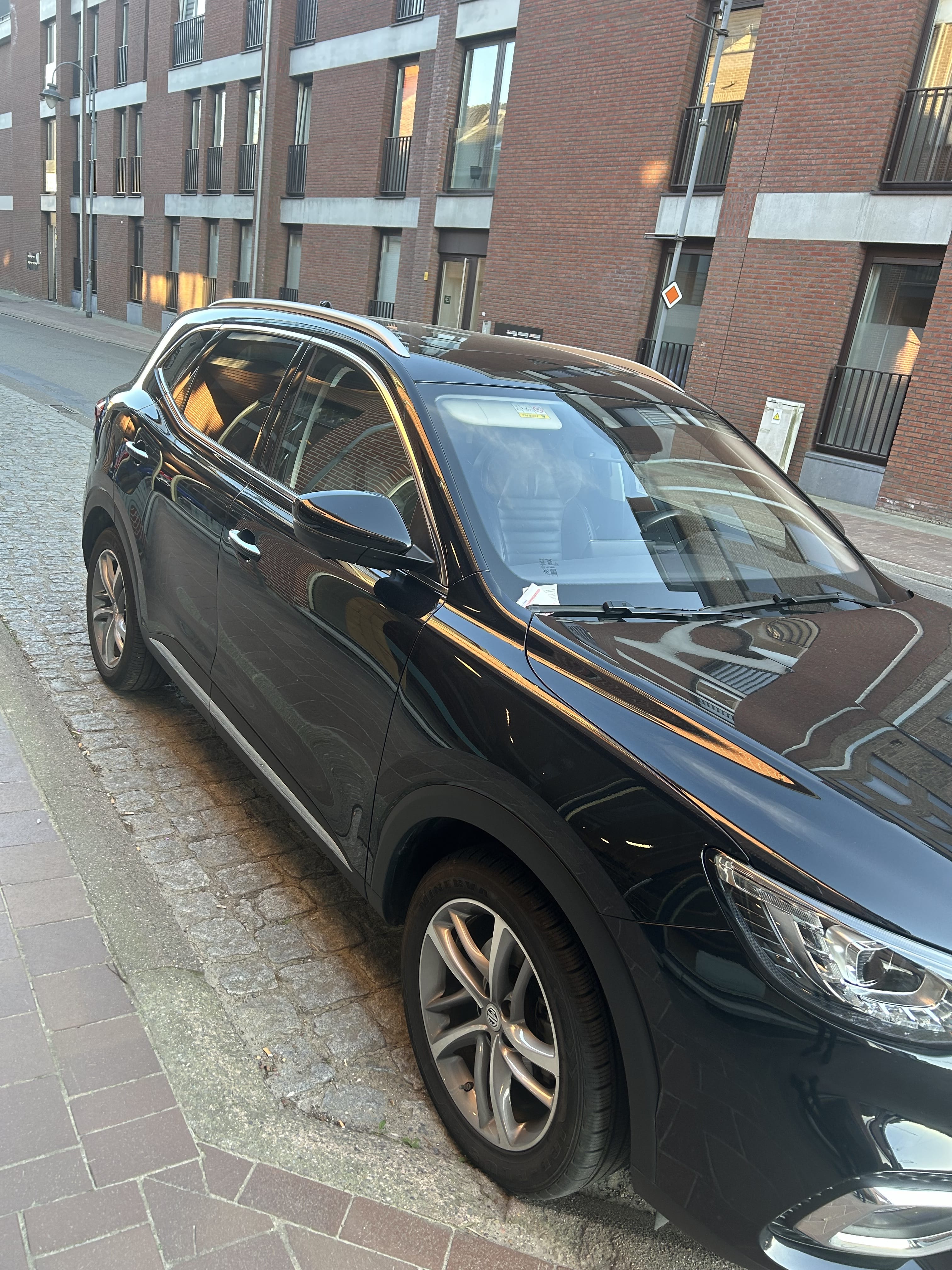 MG RX6 Plug hybride (PHEV) rechargeable et essence avec 51 km d’autonomie Electrique met Airco