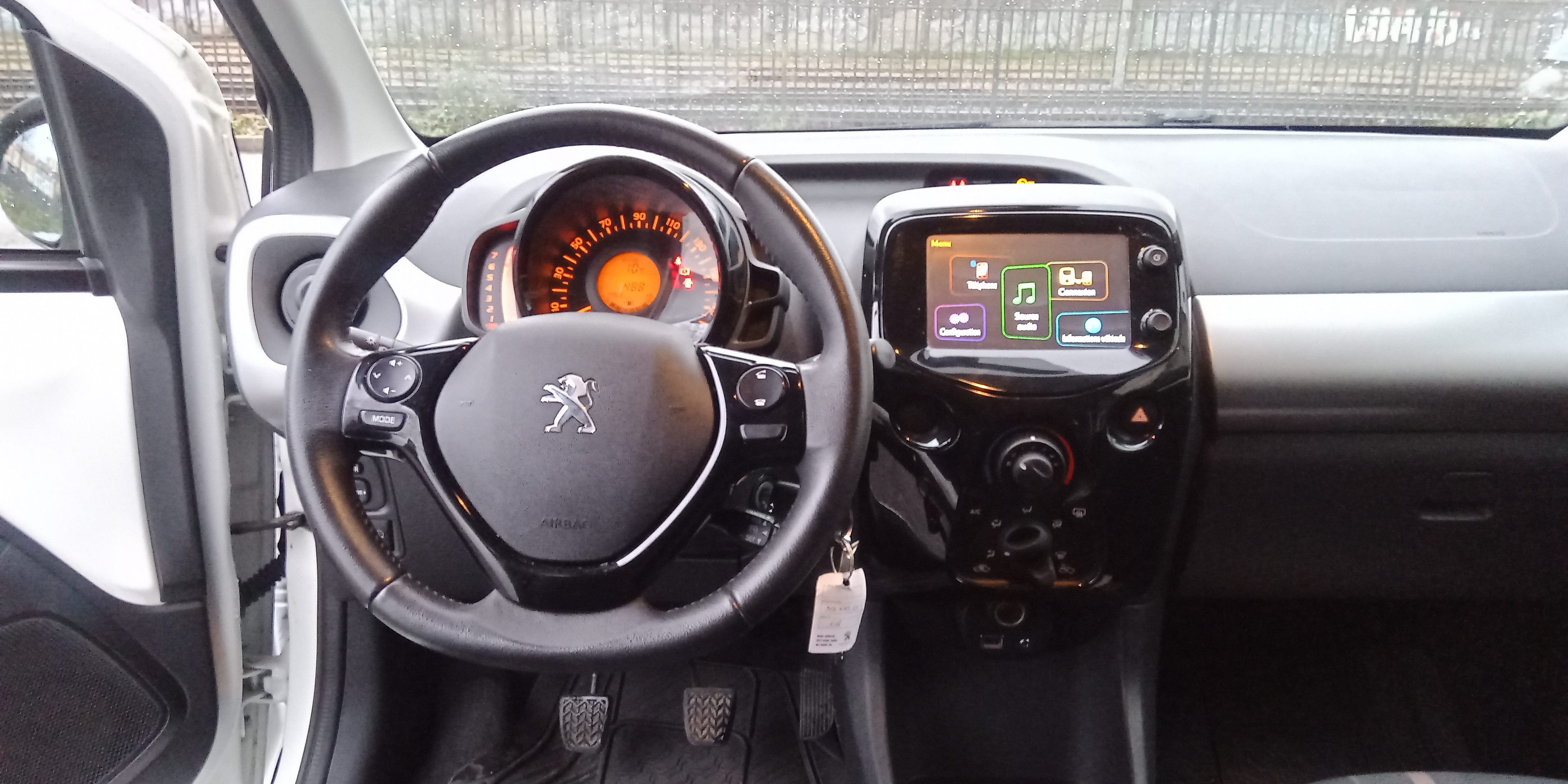 Peugeot 108 5 portes avec GPS