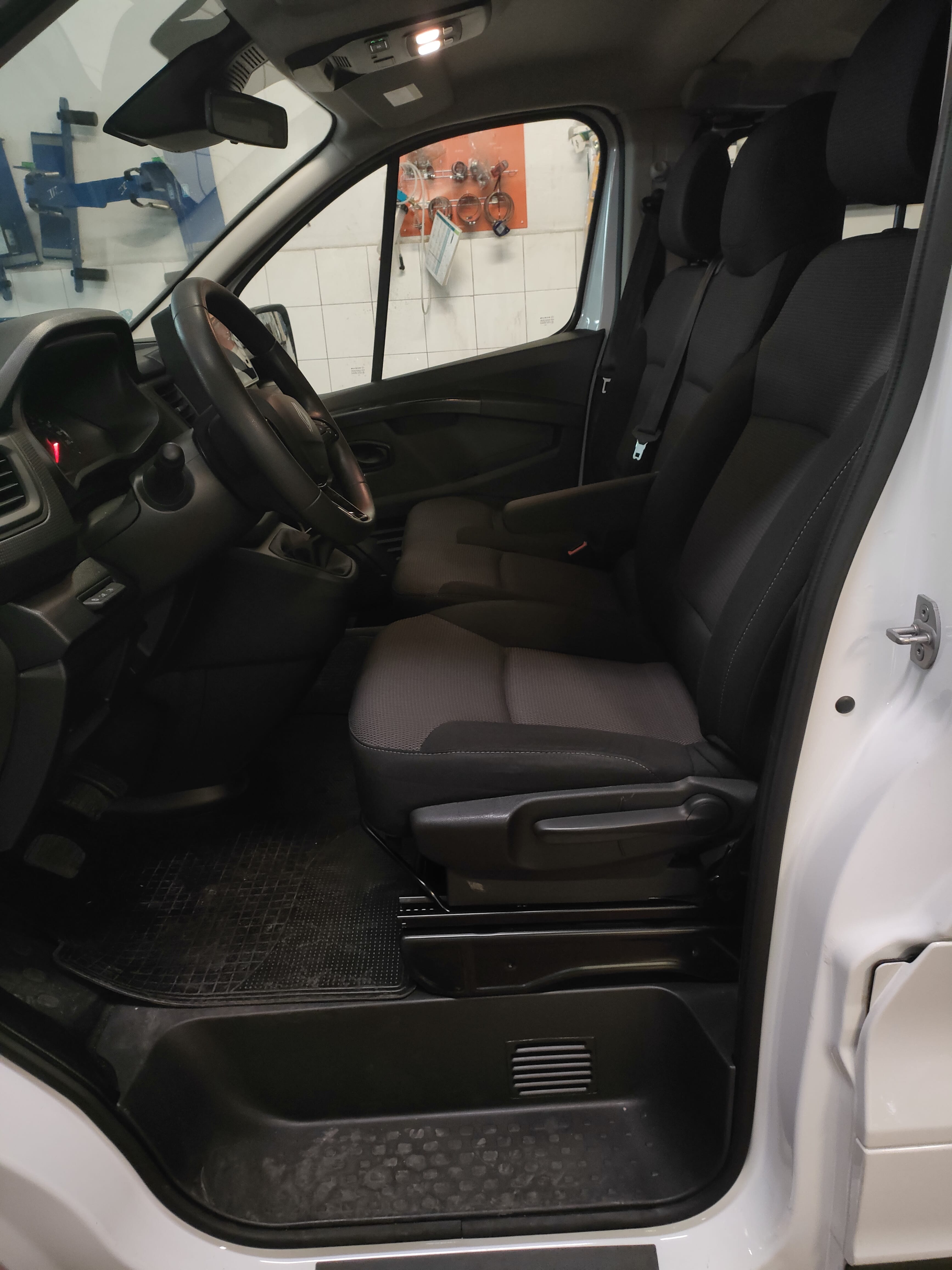 Renault Trafic Passenger met Autostoel baby