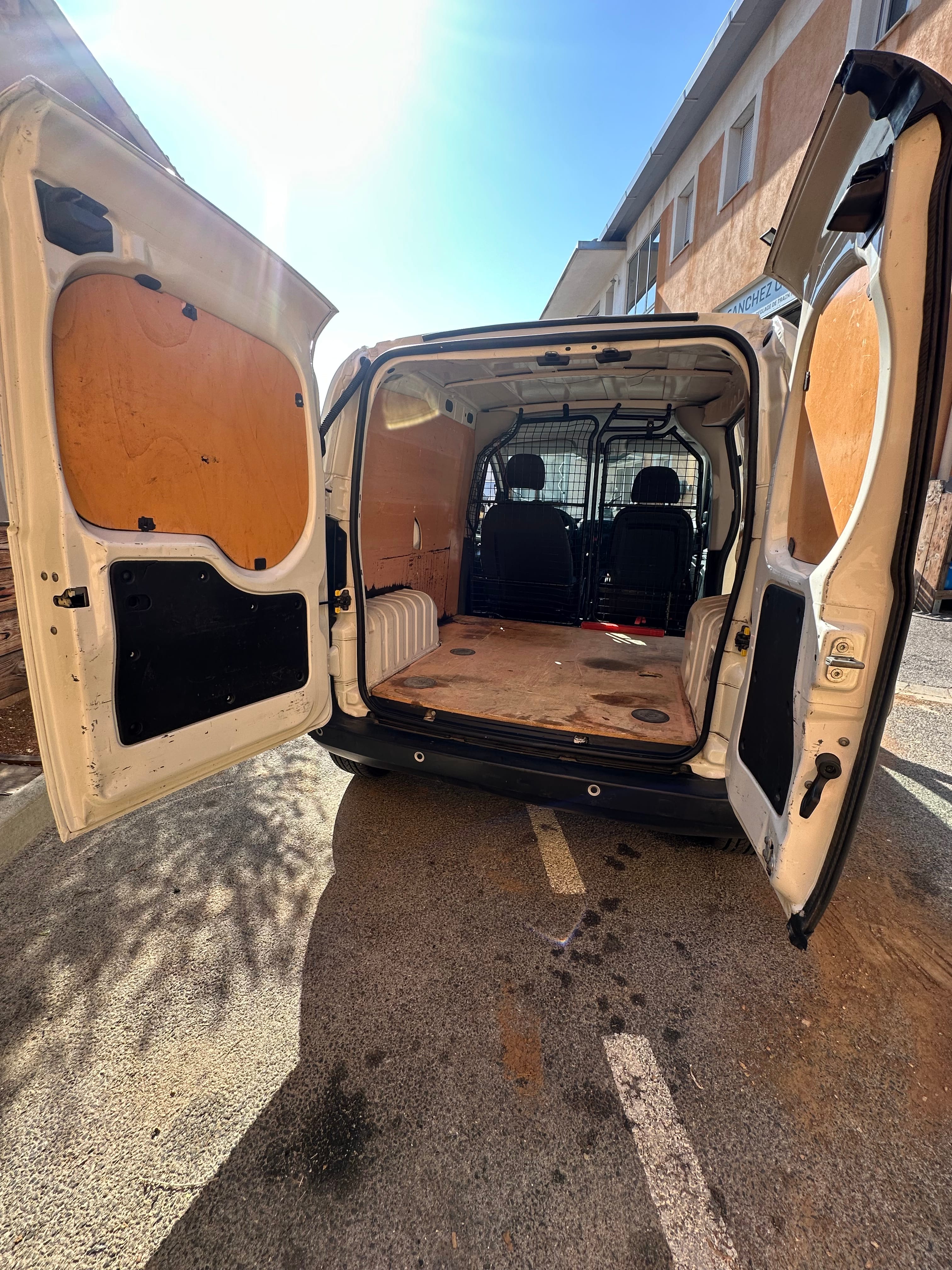 Peugeot Bipper avec Autoradio