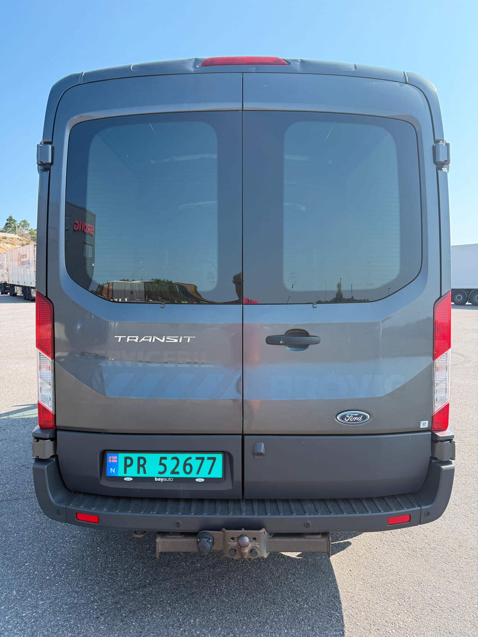 Ford Transit Varebil mit Navigationsgerät