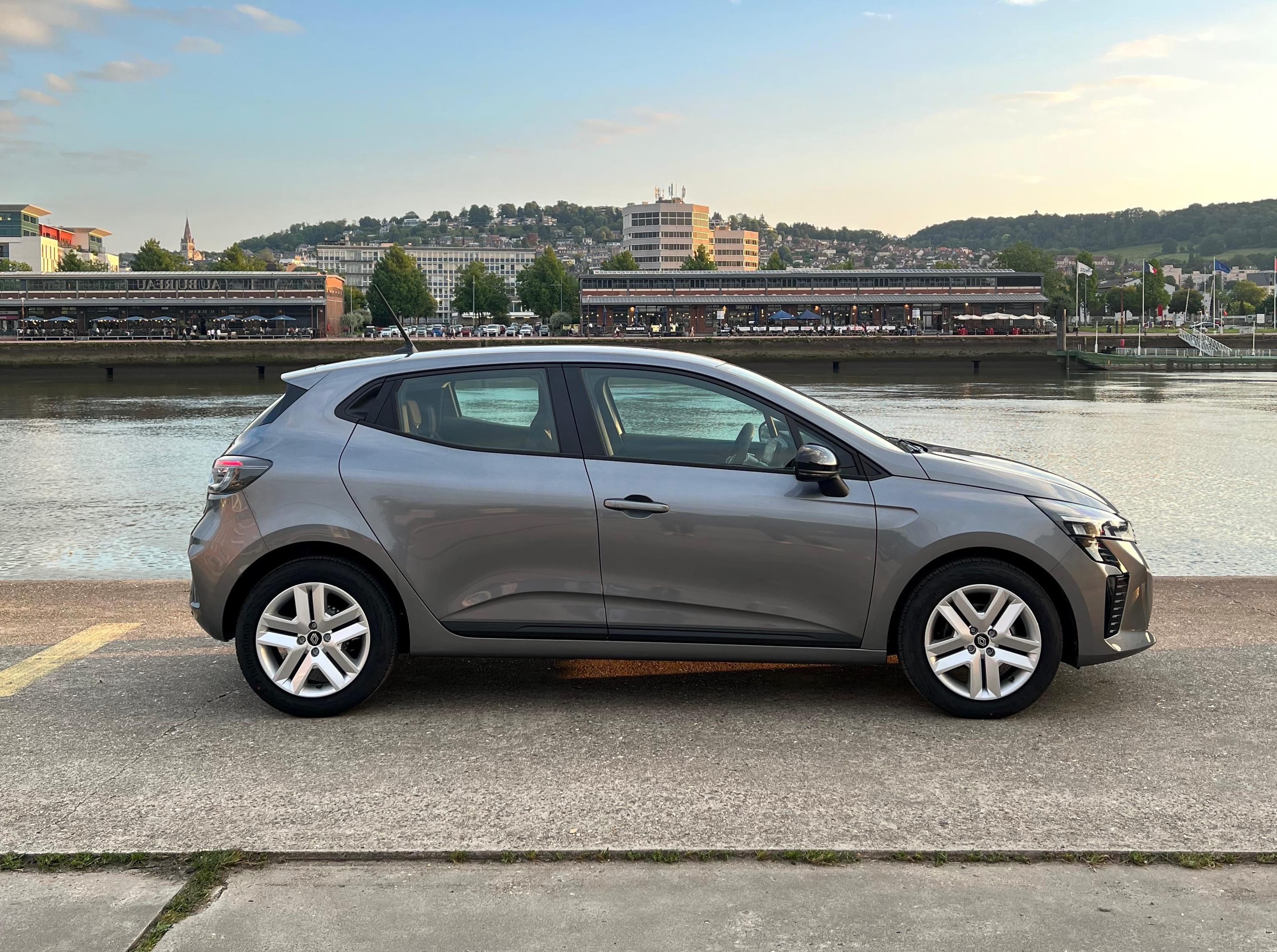 Renault Clio, 2024, Essence 98