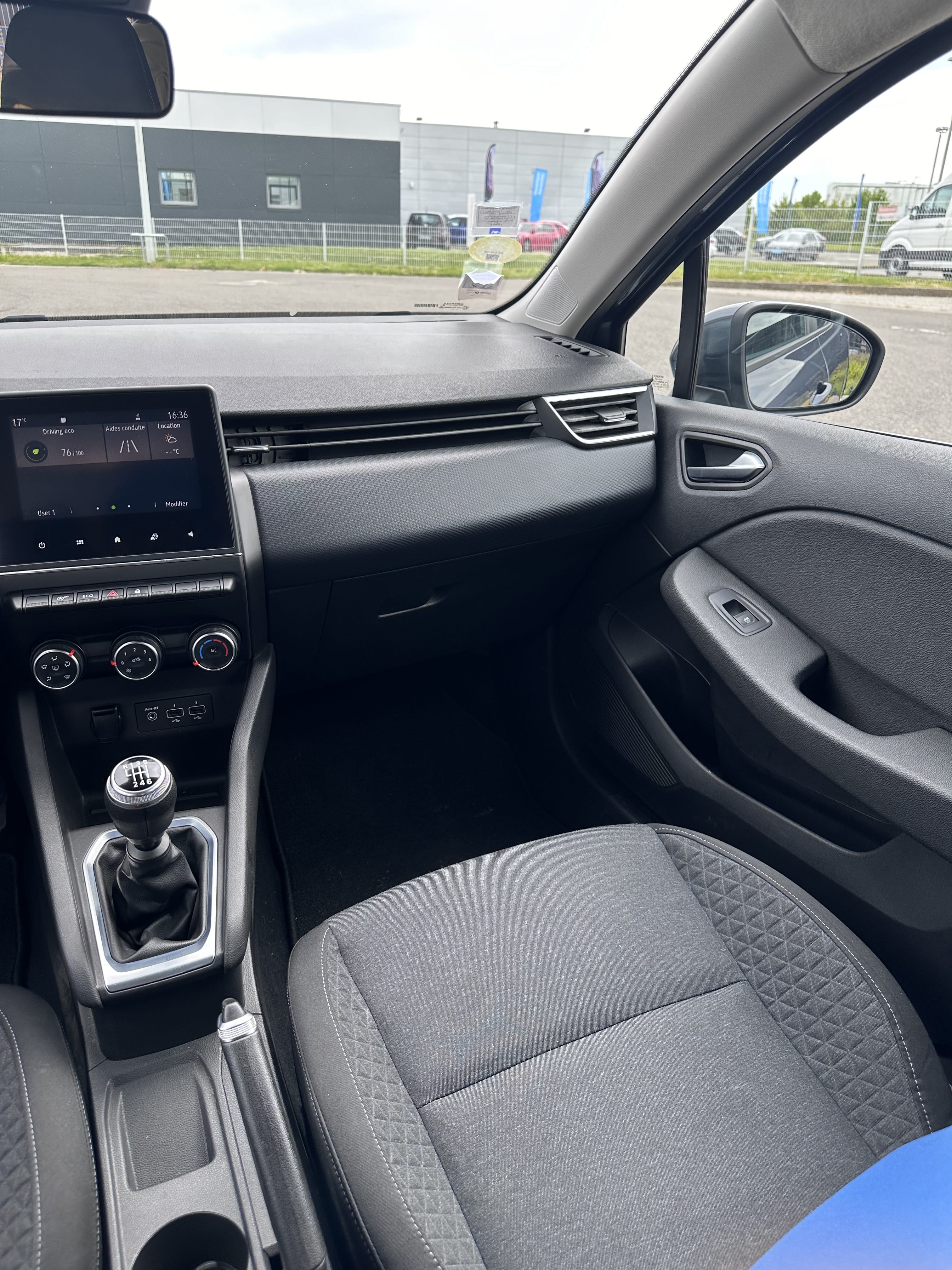 Renault Clio avec Coffre de toit