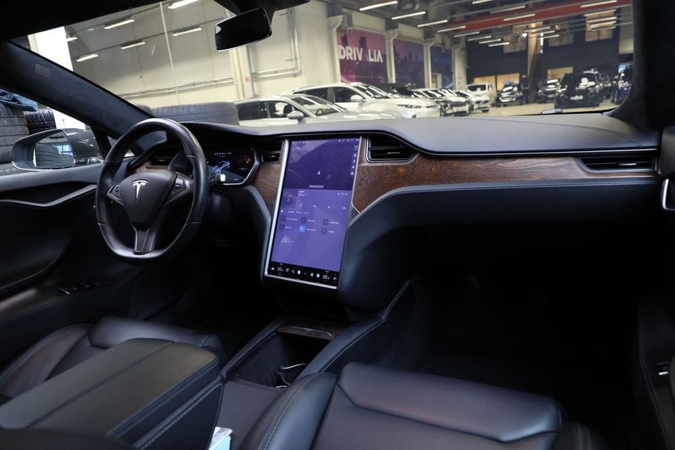 Tesla Model S Long Range with Cruise control
