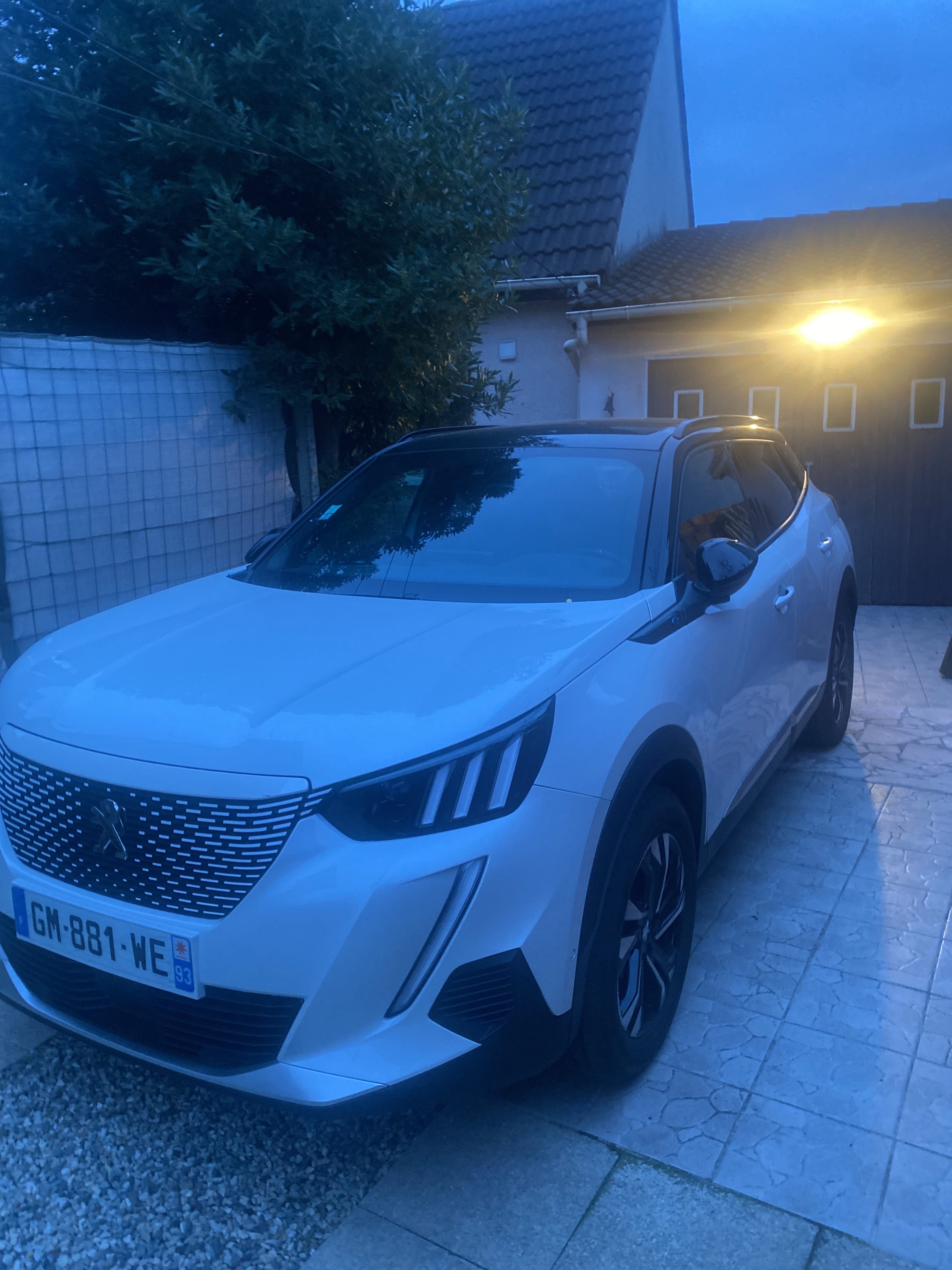 Peugeot e-2008 avec GPS