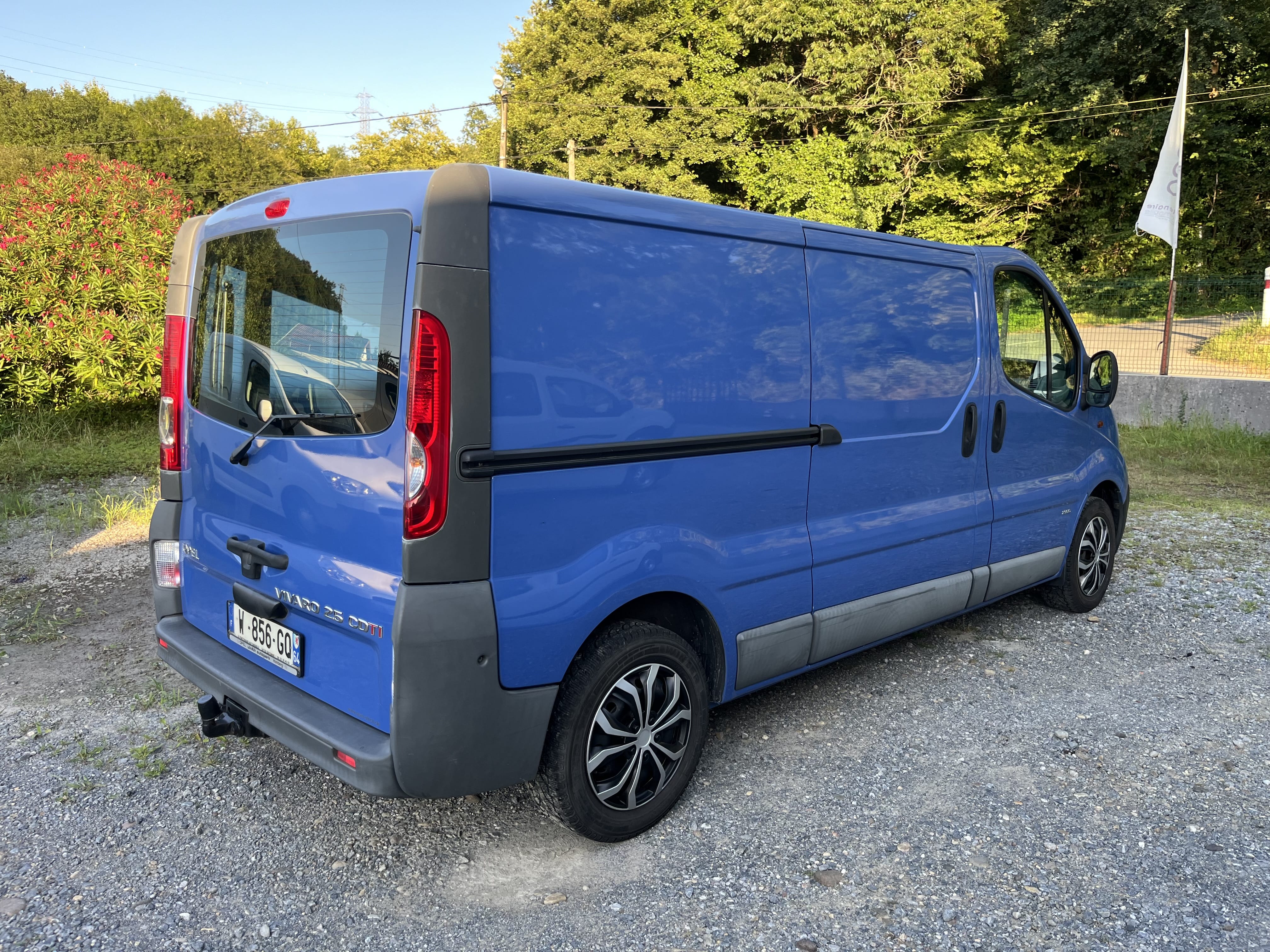 Opel Vivaro avec Attelage