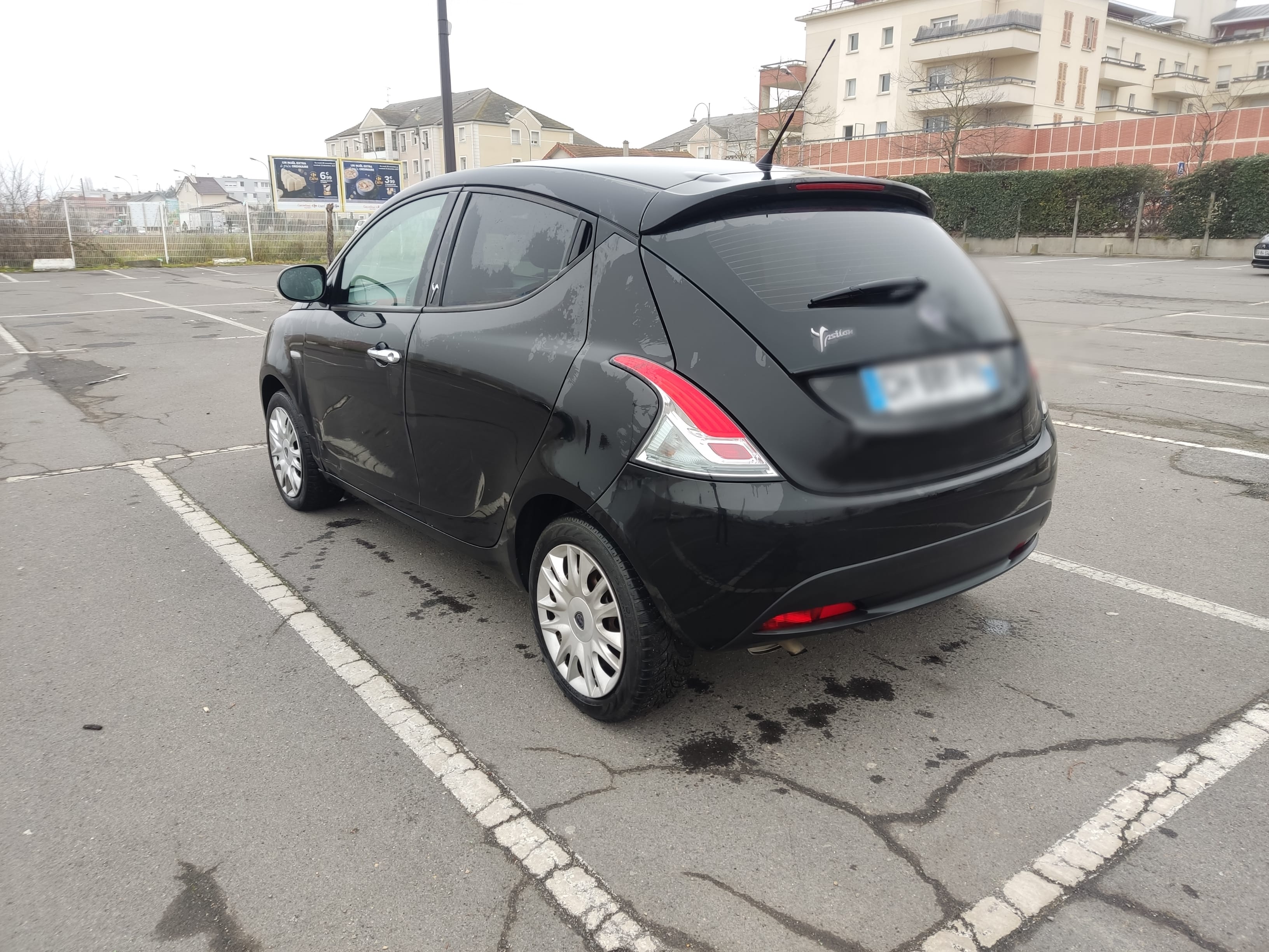 Lancia Ypsilon 1.2 essence 70 cv avec Entrée audio / iPod