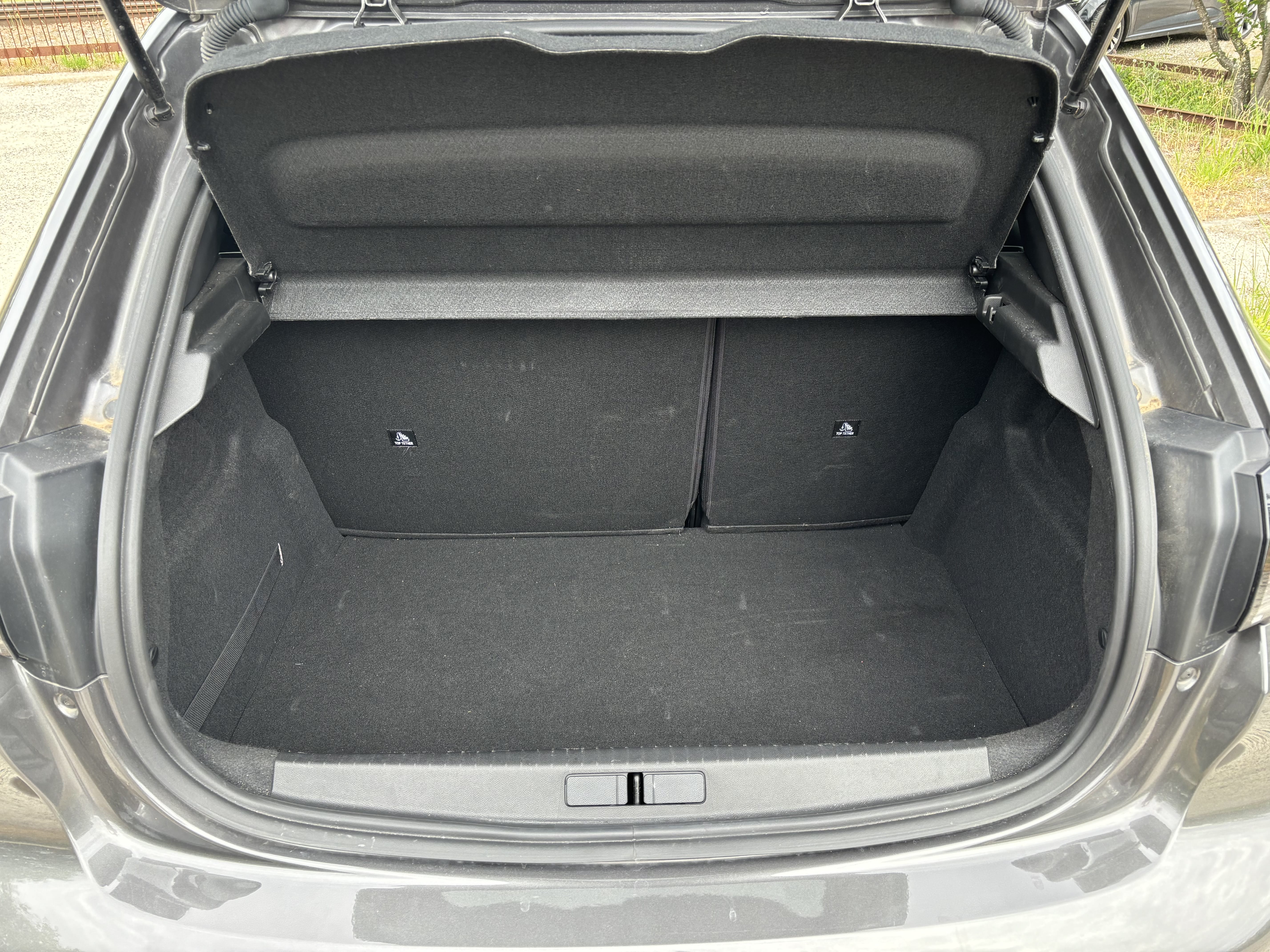 Peugeot 208 ALLURE 100CH - PARKING AEROPORT TOULOUSE-BLAGNAC avec Android Auto