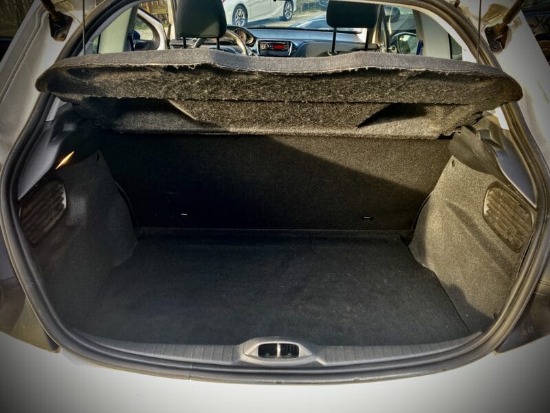 Peugeot 208 avec Entrée audio / iPod
