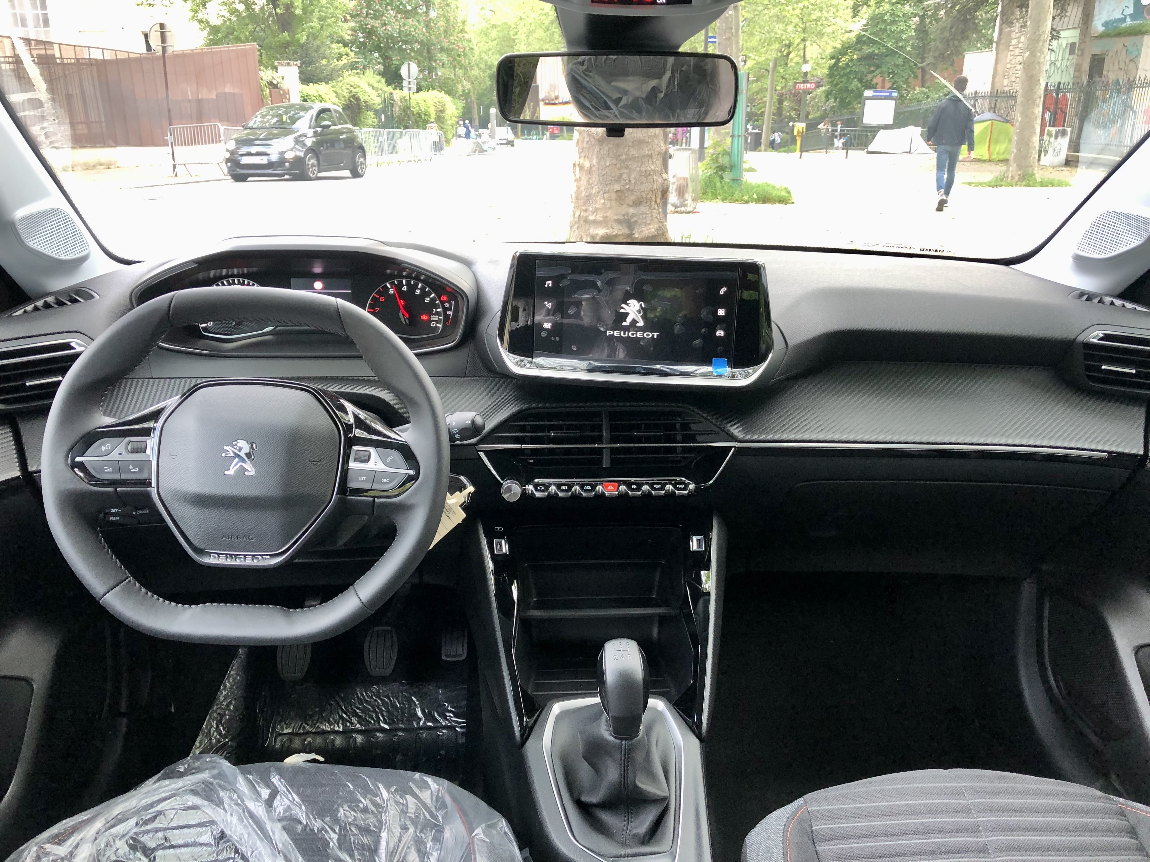 Peugeot 208 GE893 avec Entrée audio / iPod