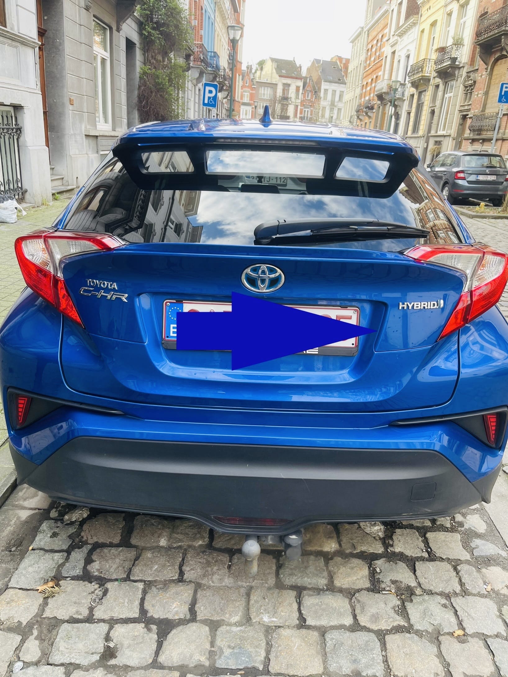 Toyota C-HR SUV 1.8i hybride avec GPS