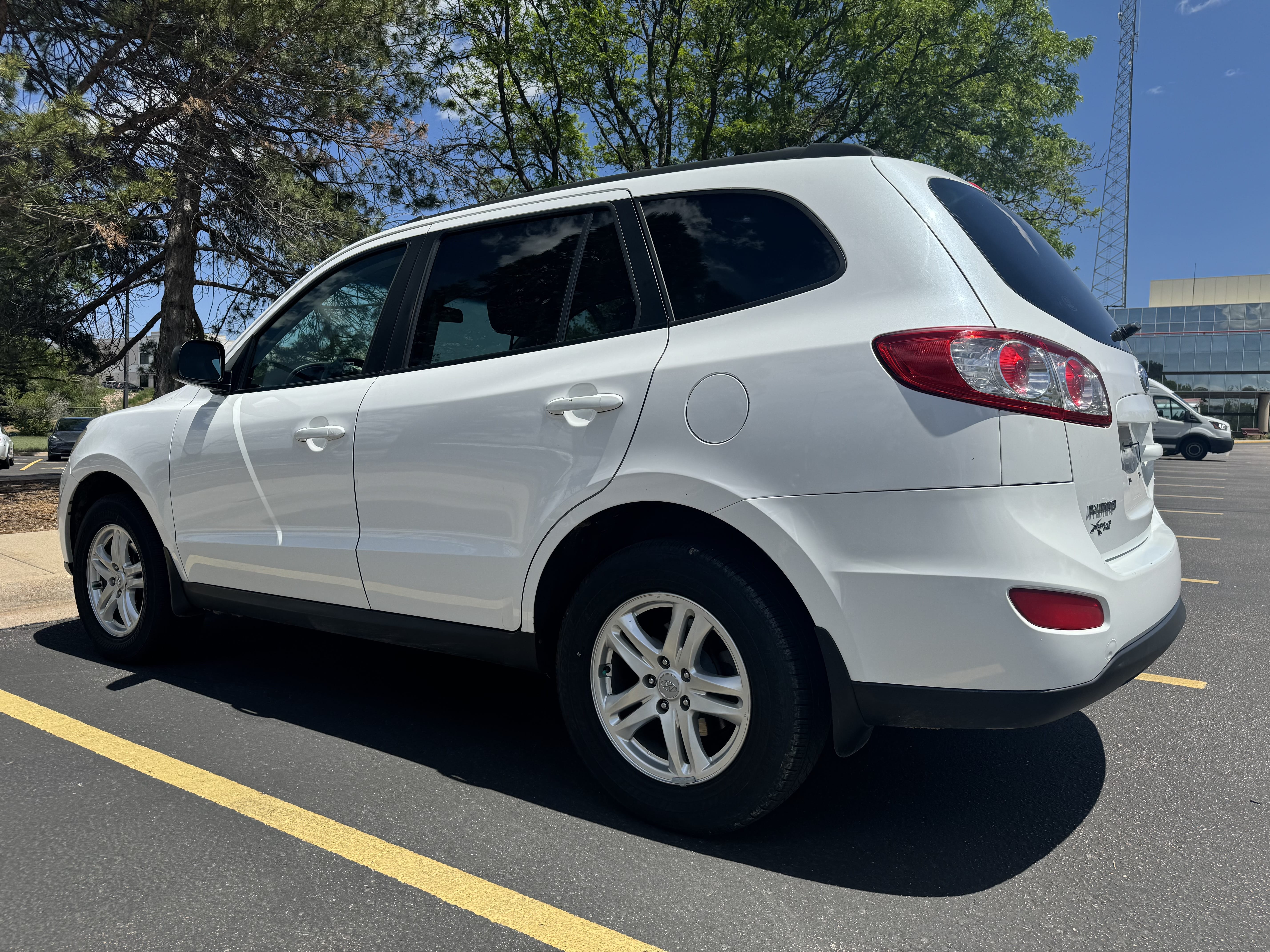 Hyundai Santa Fe GLS 4 Cylinder with Audio / iPod input