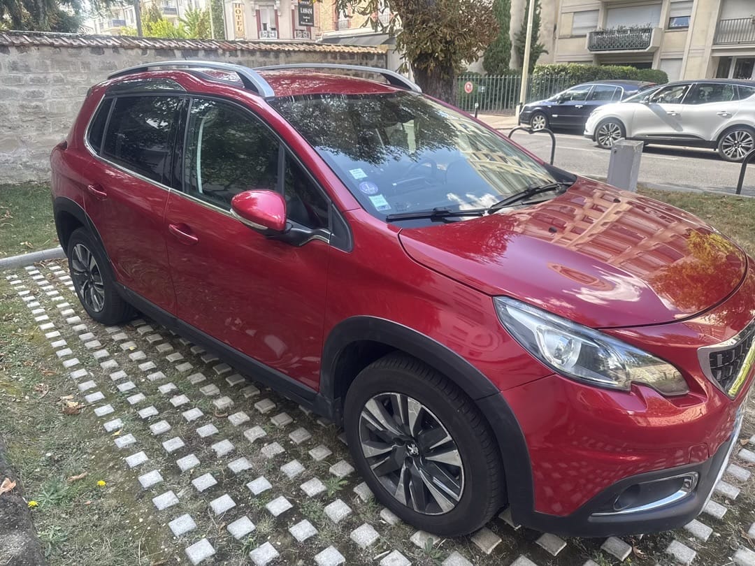 Peugeot 2008 prise en charge et retour ultra faciles. Flexible 24/7 – Parking privé avec Climatisation